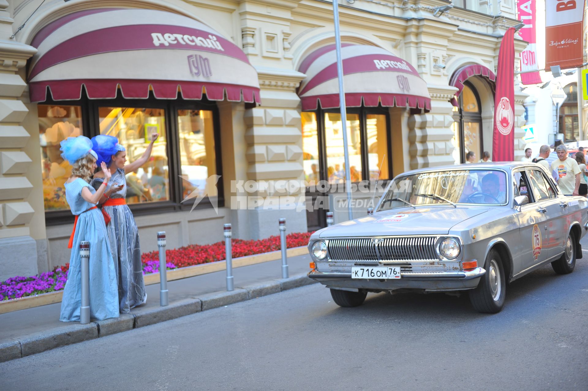 Автопробег ретро-автомобилей, приуроченного к 121-летию ГУМа. На снимке: `Волга` ГАЗ 24