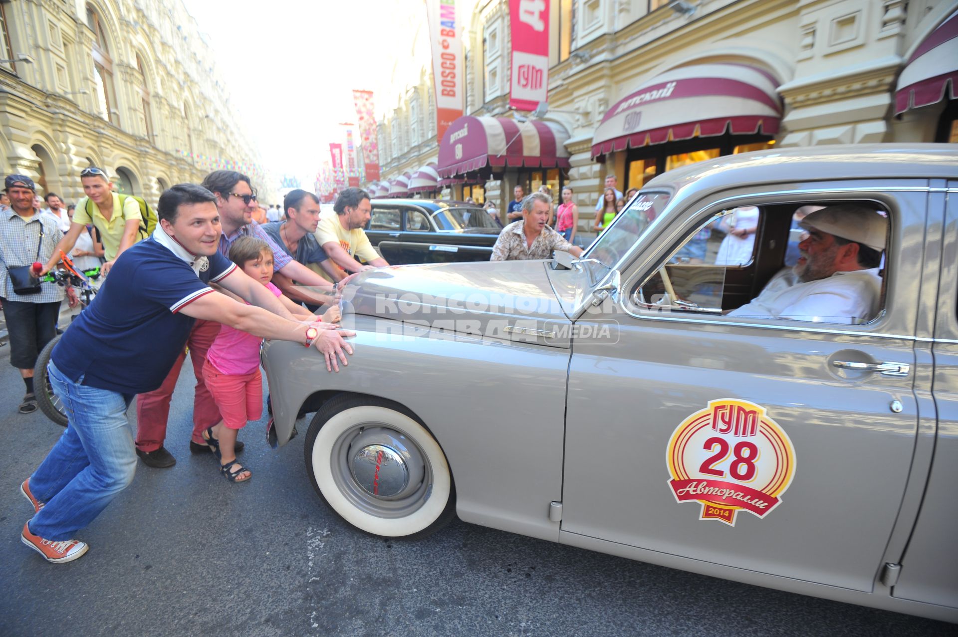 Автопробег ретро-автомобилей, приуроченного к 121-летию ГУМа. На снимке: председатель наблюдательного совета компании Bosco di Ciliegi Михаил Куснирович  в автомобиле `Победа`.