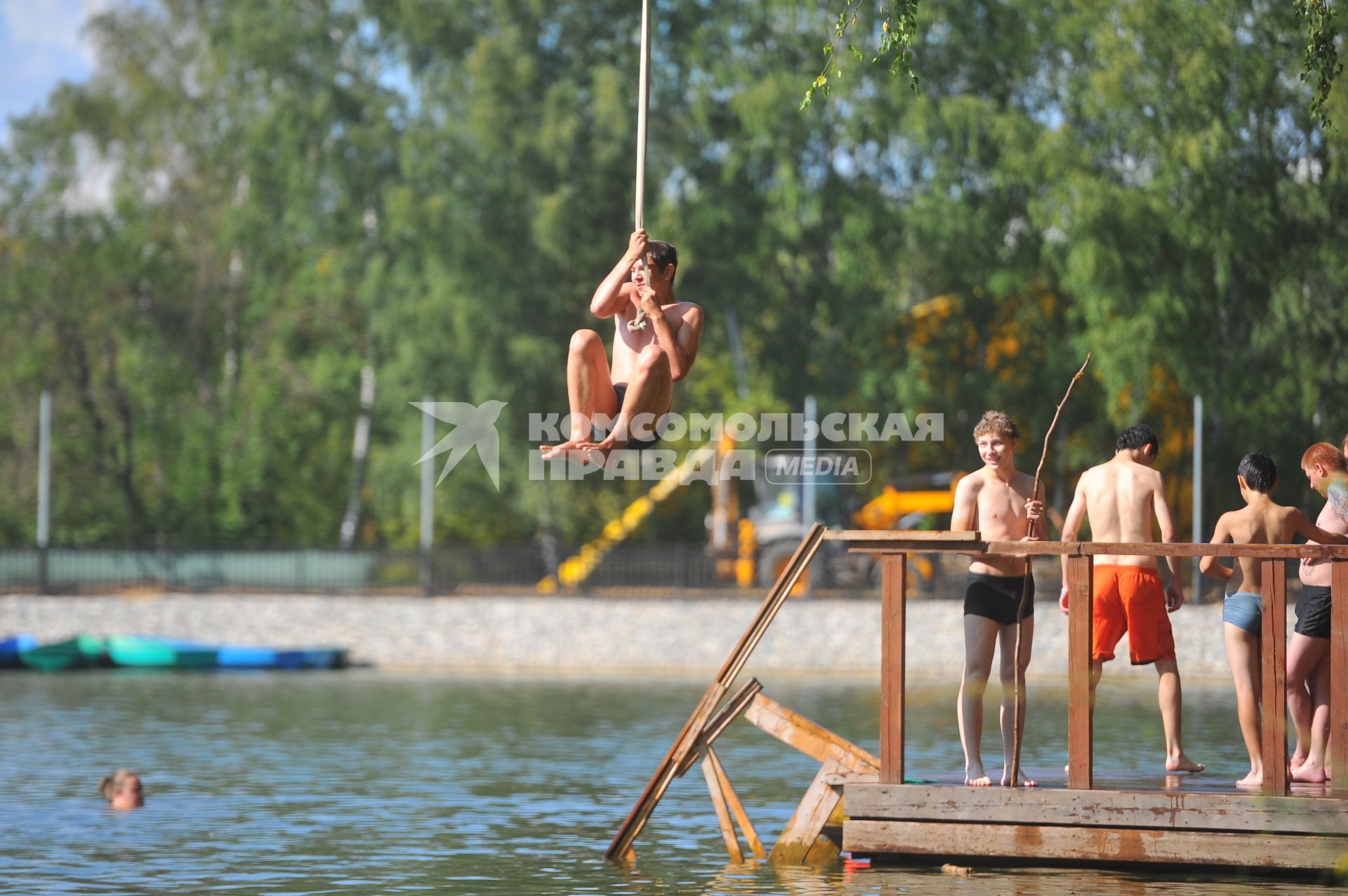 Тропаревский парк. На снимке:  молодой человек прыгает в воду с тарзанки.