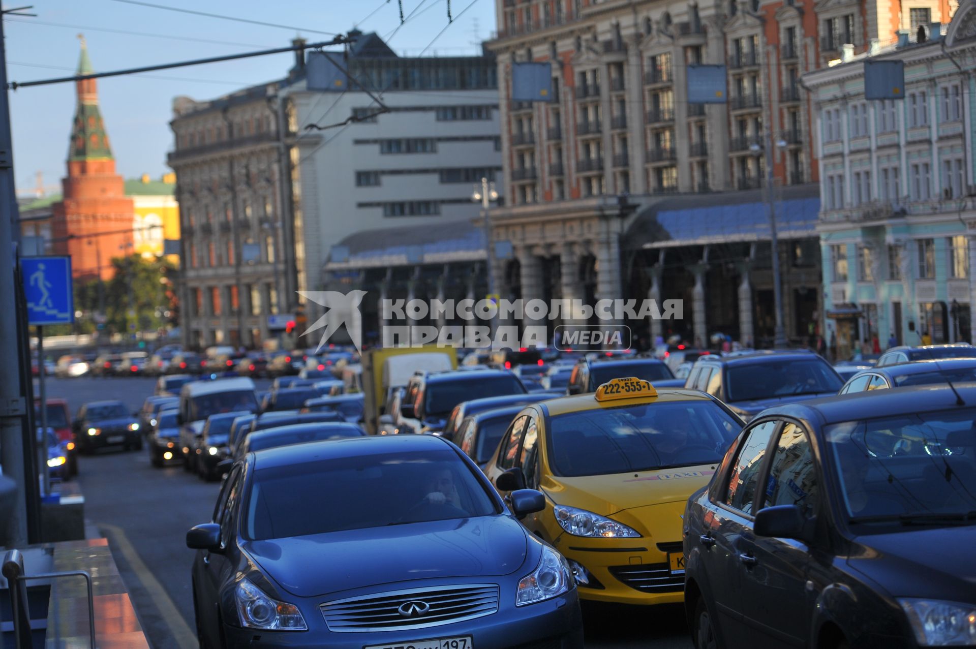 Тверская улица. На снимке: автомобиль такси в пробке.