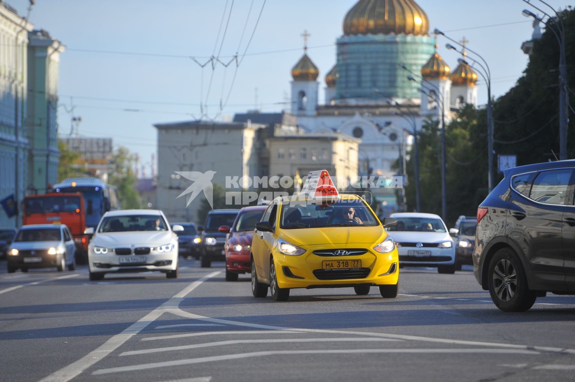 Моховая улица . На снимке: автомобиль такси на дороге.