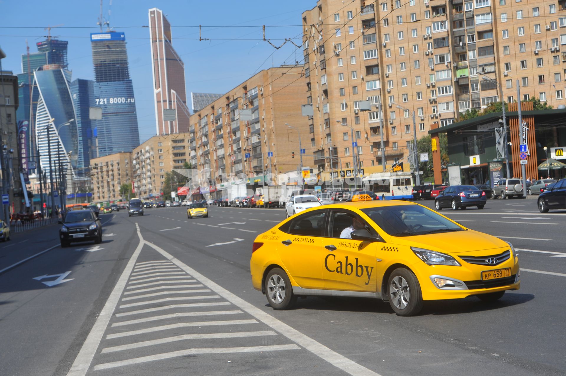 Большая Дорогомиловская улица. На снимке: автомобиль такси на дороге.