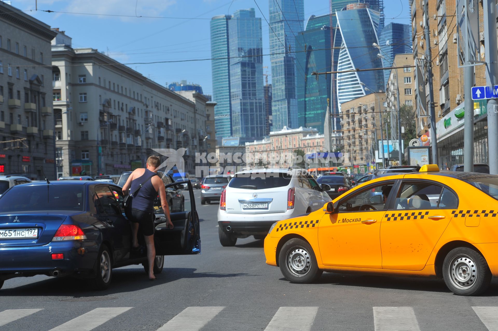 Большая Дорогомиловская улица. На снимке: автомобиль такси на дороге.