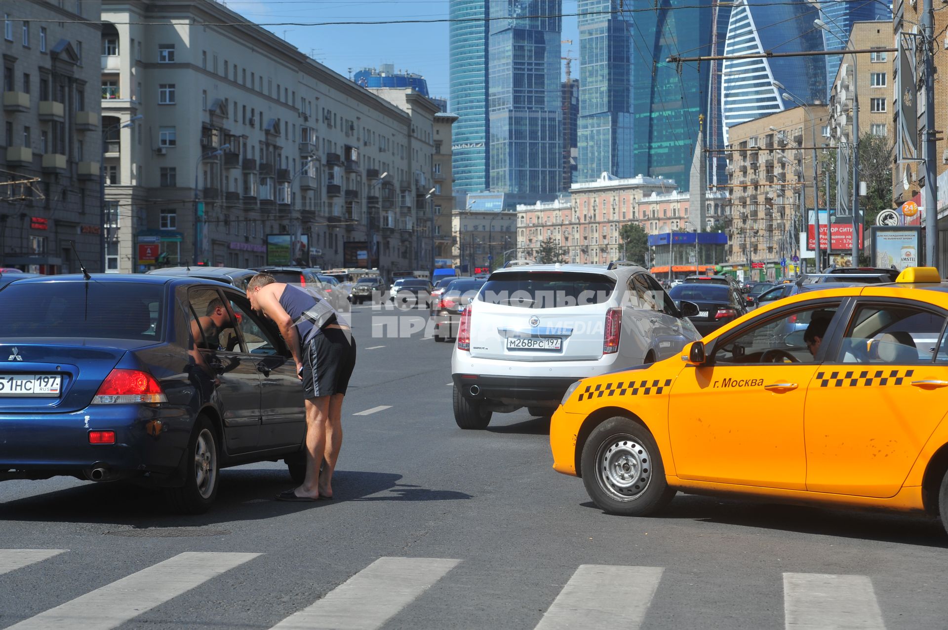 Большая Дорогомиловская улица. На снимке: автомобиль такси на дороге.