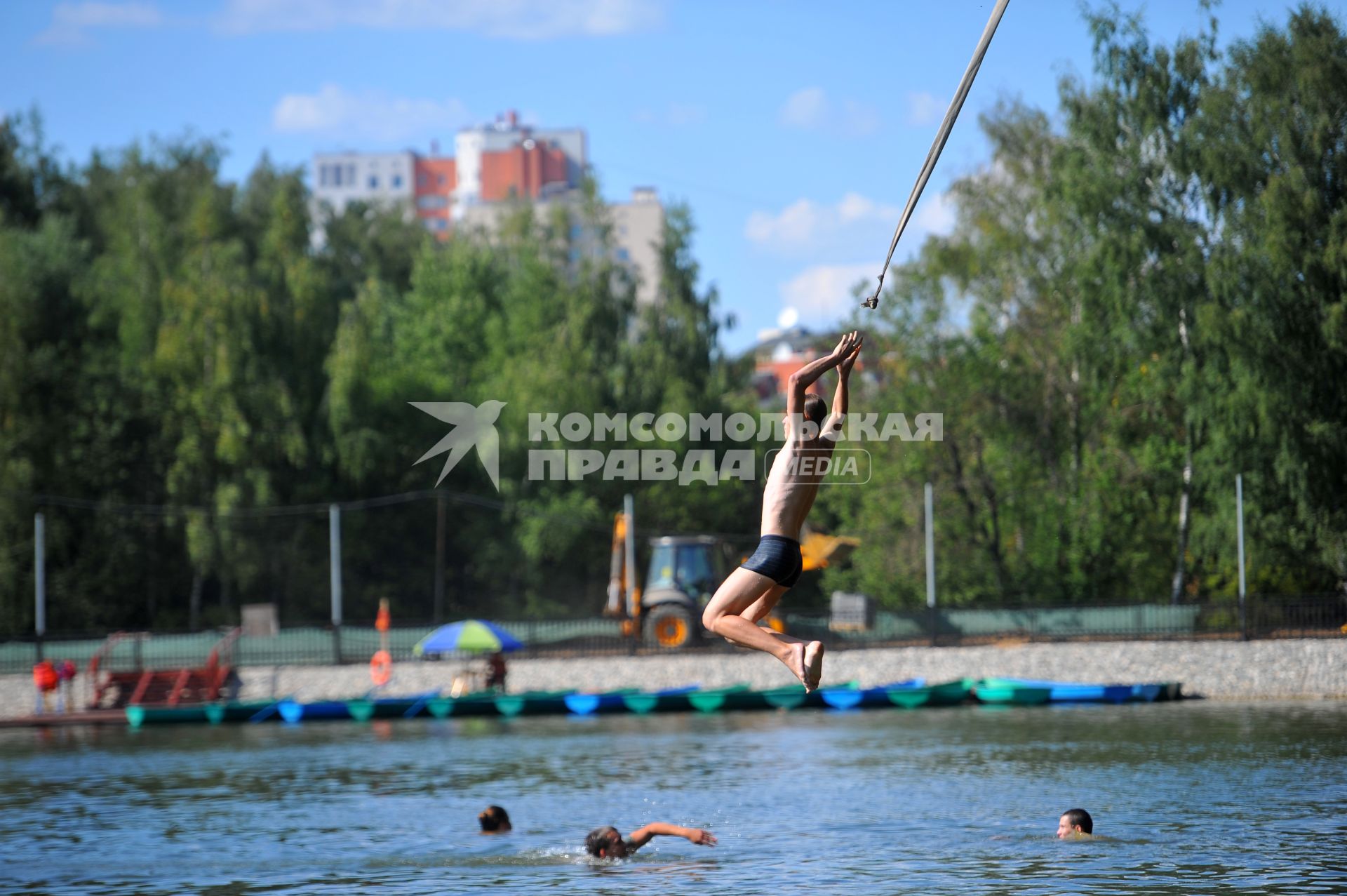 Тропаревский парк. На снимке:  молодой человек прыгает в воду с тарзанки.