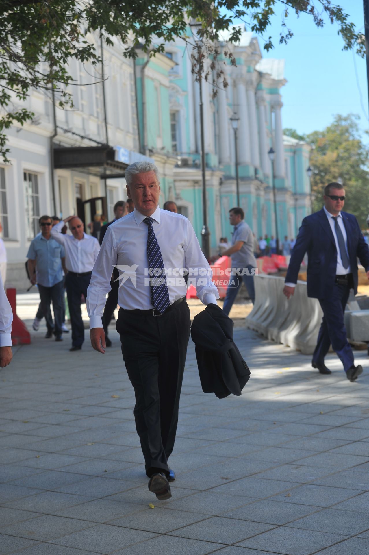 Осмотр работ по комплексному благоустройству кварталов, прилегающих к улицам Маросейка и Покровка. На снимке: мэр Москвы Сергей Собянин.