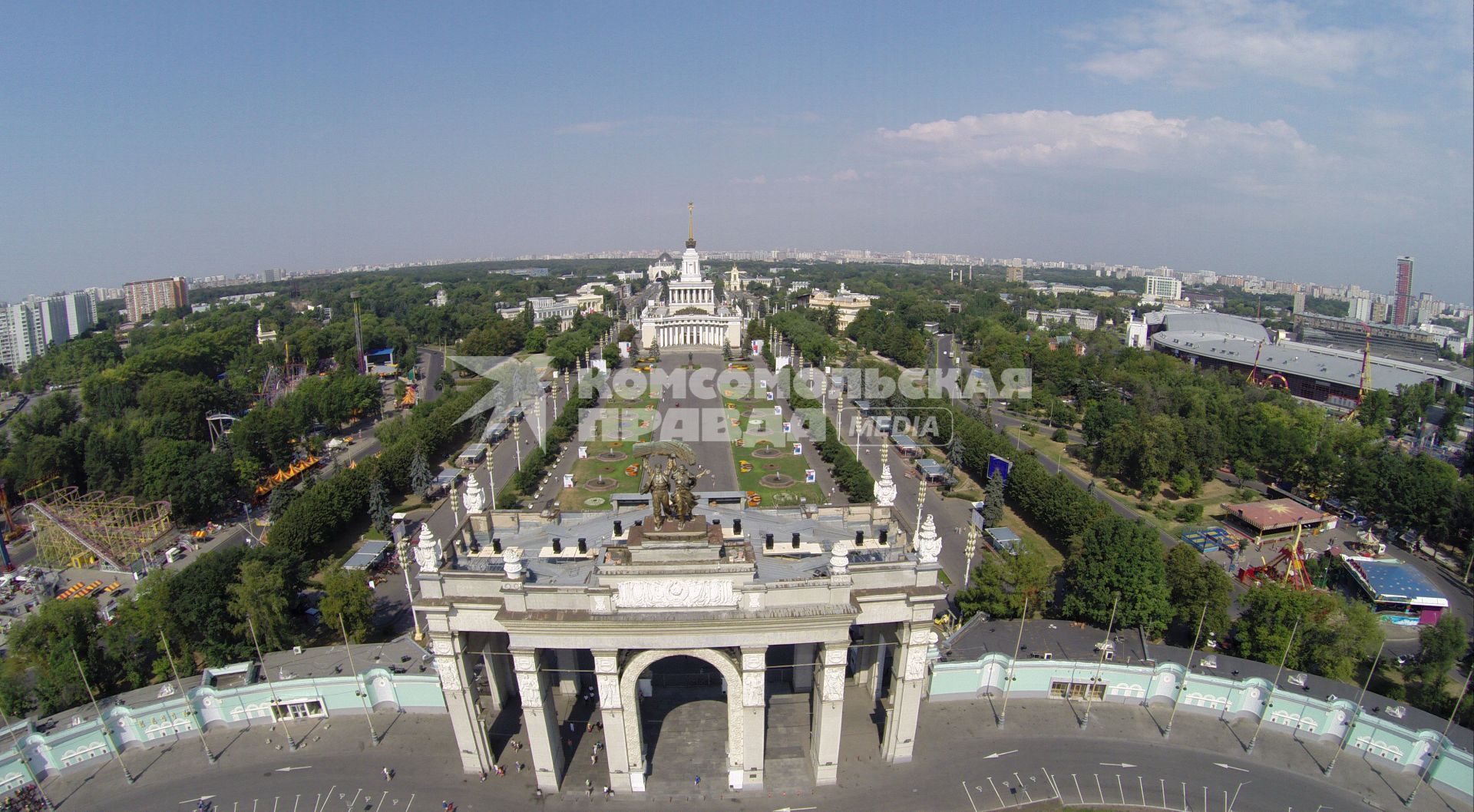 Виды Москвы. На снимке: главный вход ВДНХ.