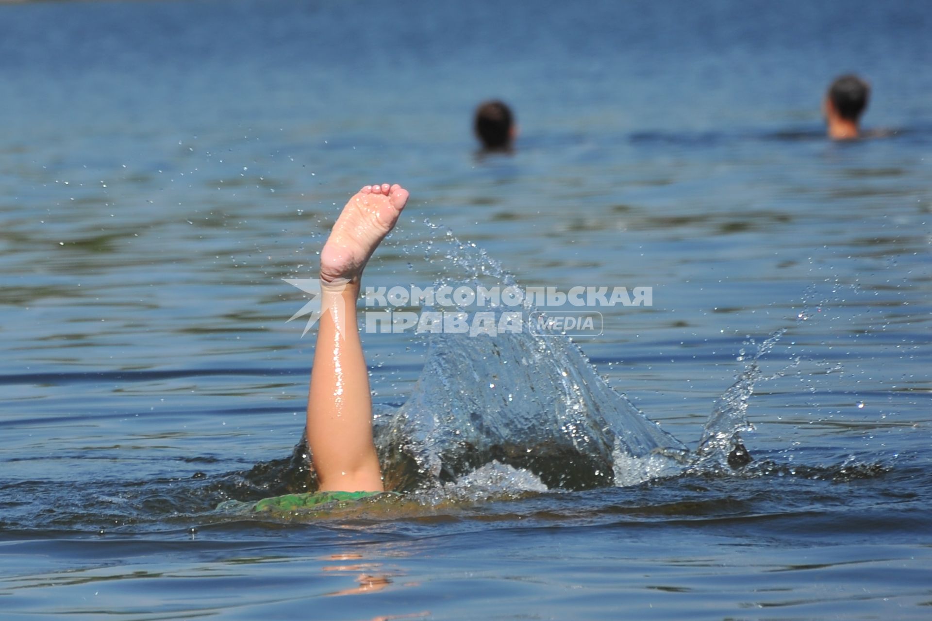 Большой Садовый пруд. На снимке: женская нога торчит из воды.