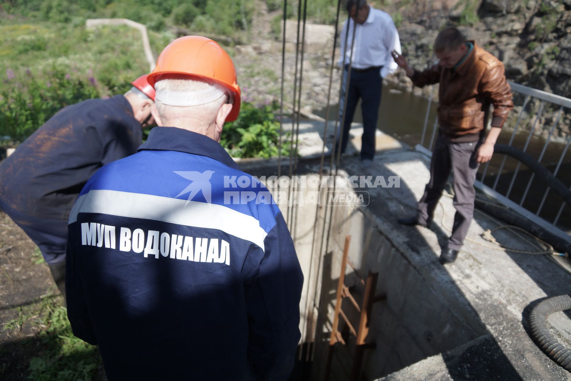 рабочие МУП Водоканал готовятся к замене 4-тонной задвижки на плотине Волчихинского водохранилица в Свердловской области