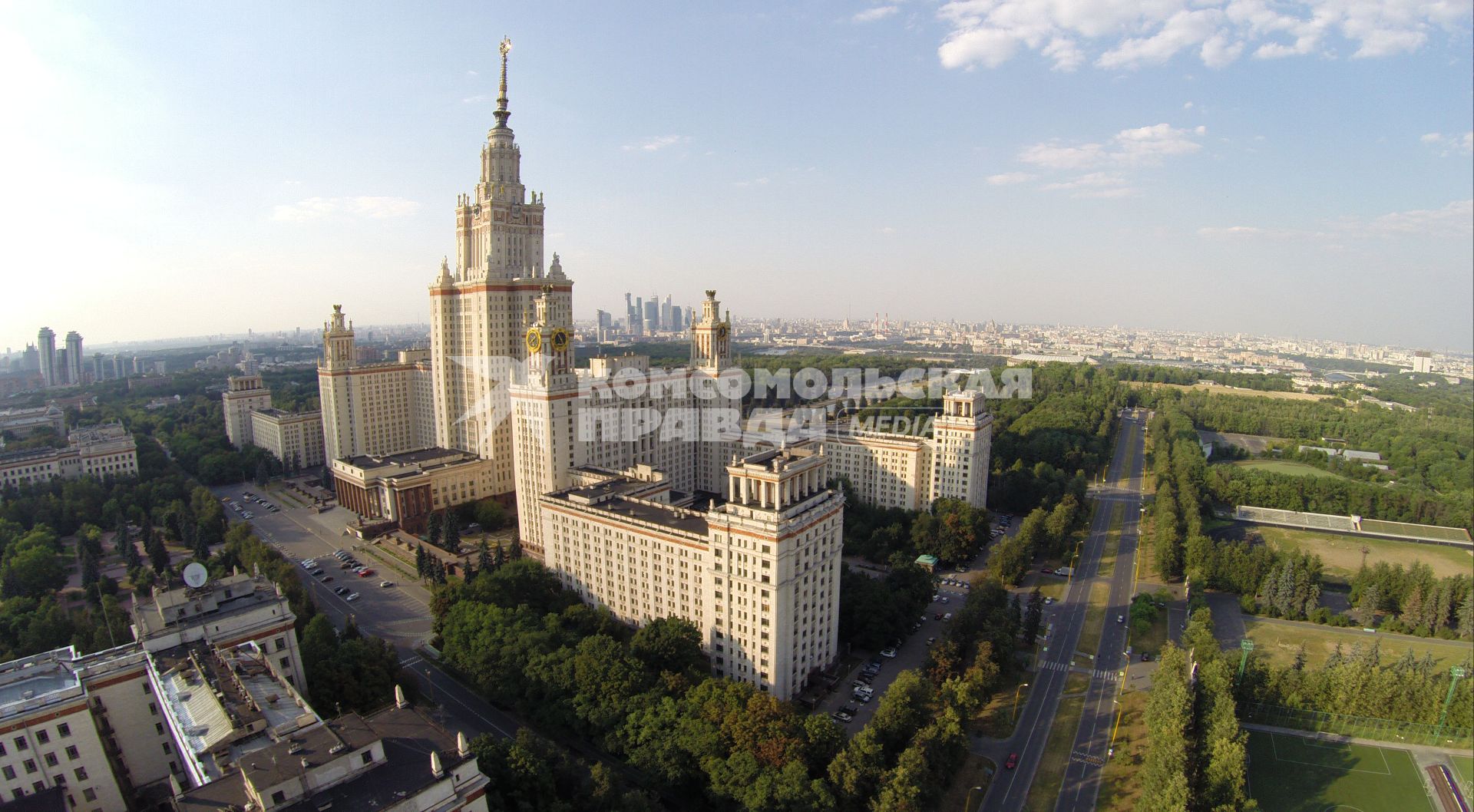 Виды Москвы. Ленинские горы. На снимке: Московский государственный университет (МГУ) имени М.В. Ломоносова.