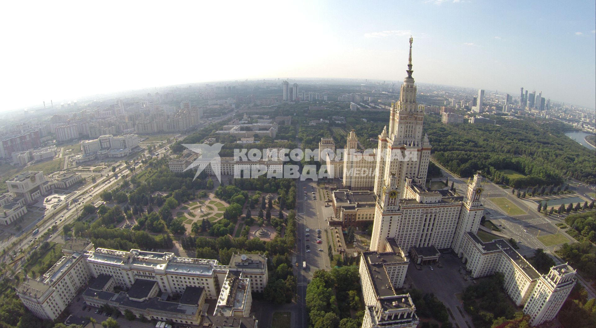 Виды Москвы. Ленинские горы. На снимке: Московский государственный университет (МГУ) имени М.В. Ломоносова.