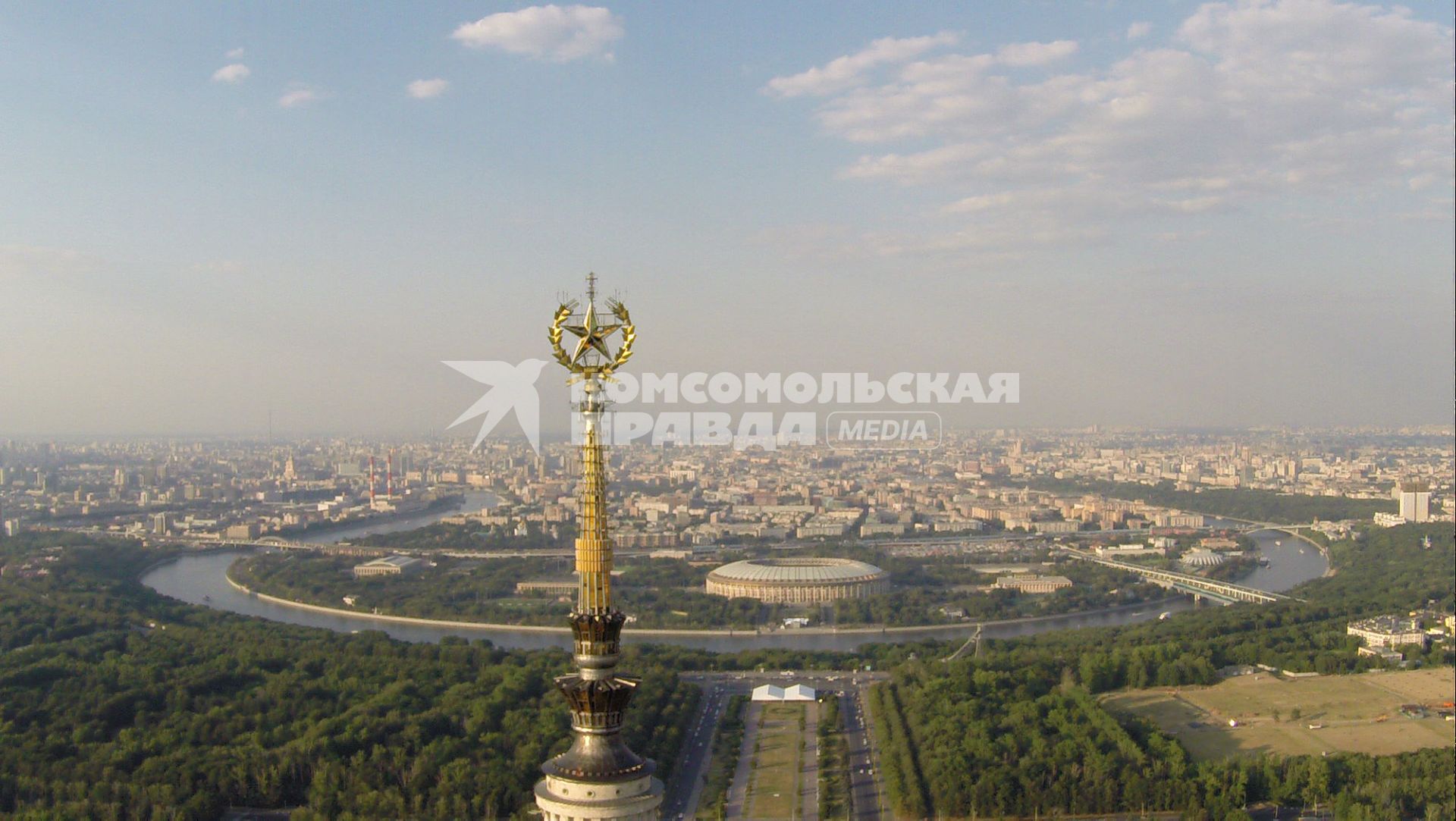 Виды Москвы. Ленинские горы. На снимке:  звезда на шпиле Московского государственного университета (МГУ) имени М.В. Ломоносова.