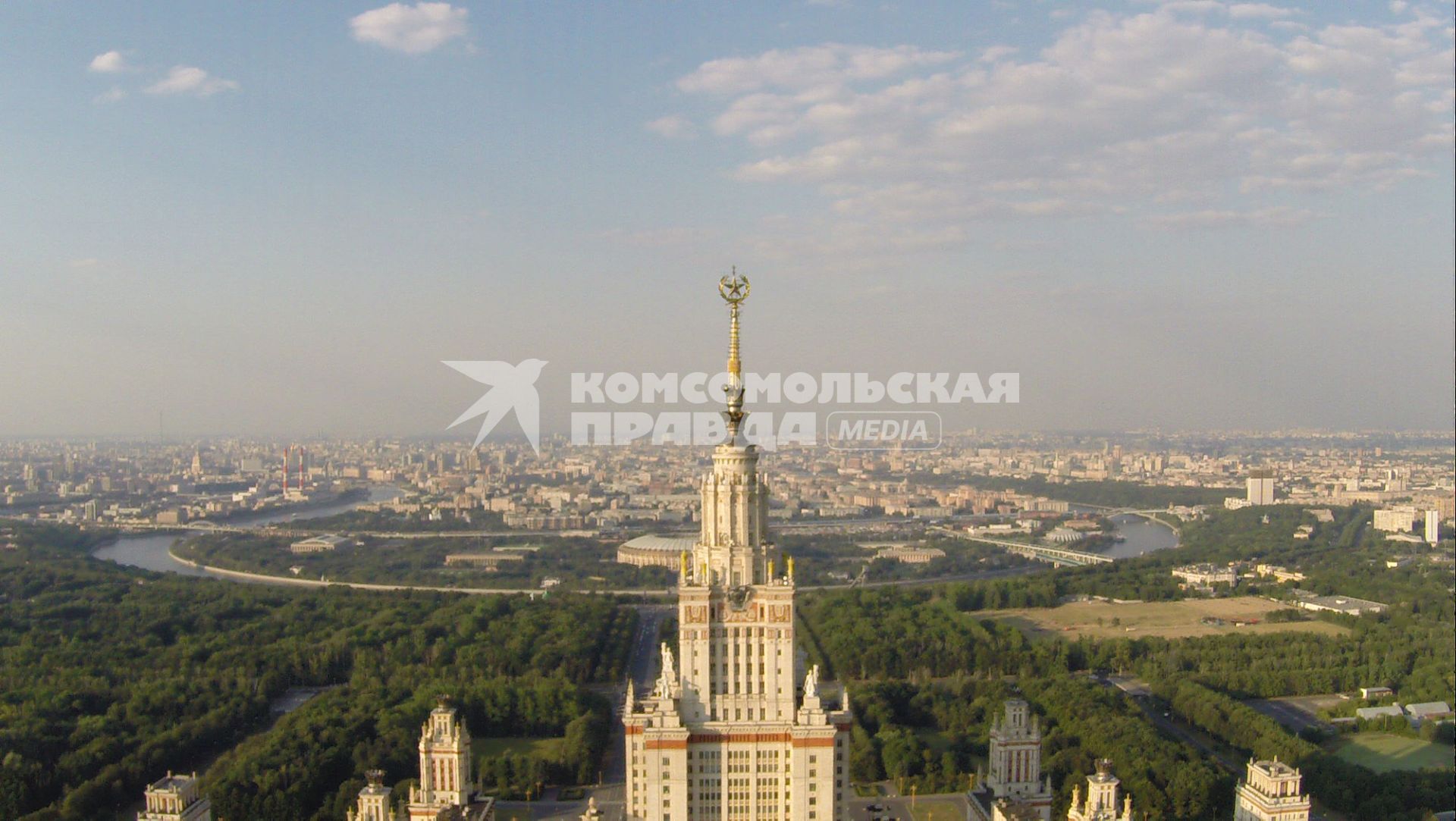 Виды Москвы. Ленинские горы. На снимке:  звезда на шпиле Московского государственного университета (МГУ) имени М.В. Ломоносова.