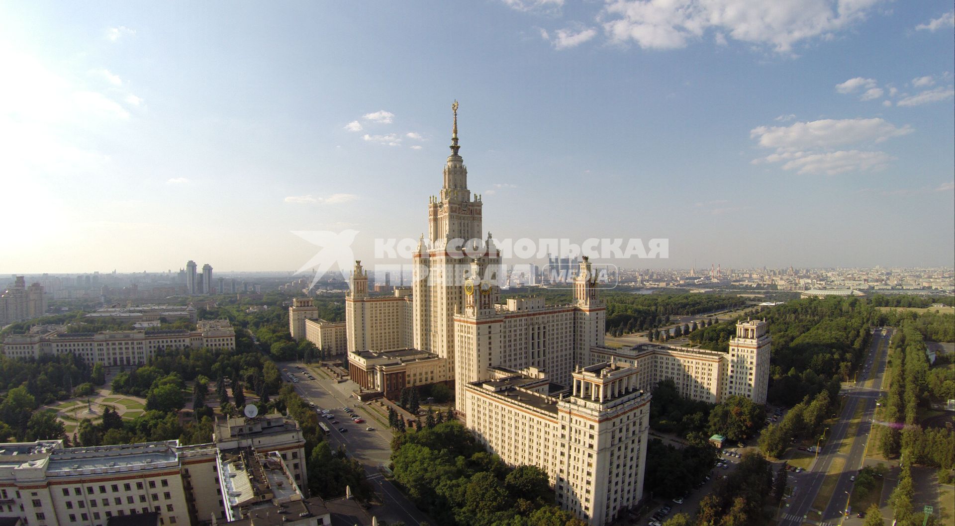 Виды Москвы. Ленинские горы. На снимке: Московский государственный университет (МГУ) имени М.В. Ломоносова.