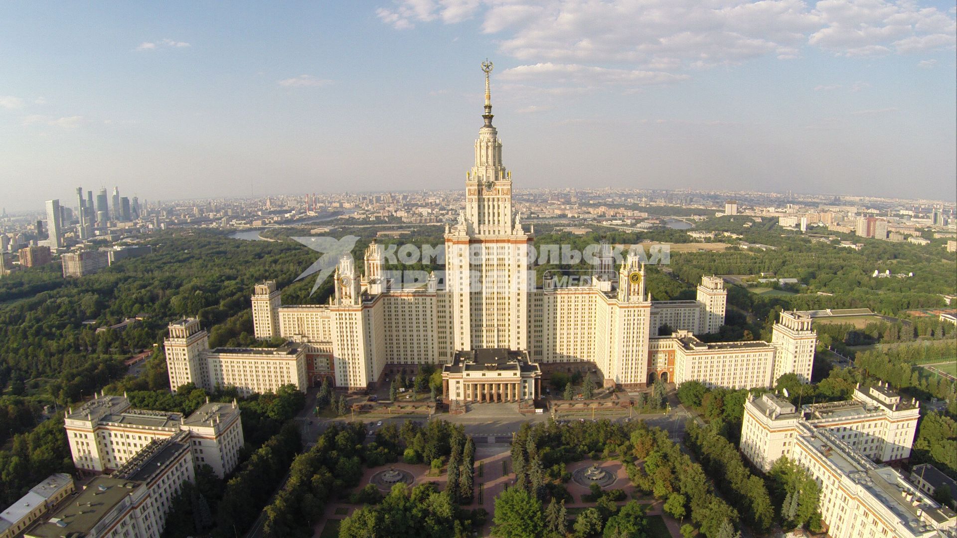 Виды Москвы. Ленинские горы. На снимке: Московский государственный университет (МГУ) имени М.В. Ломоносова.