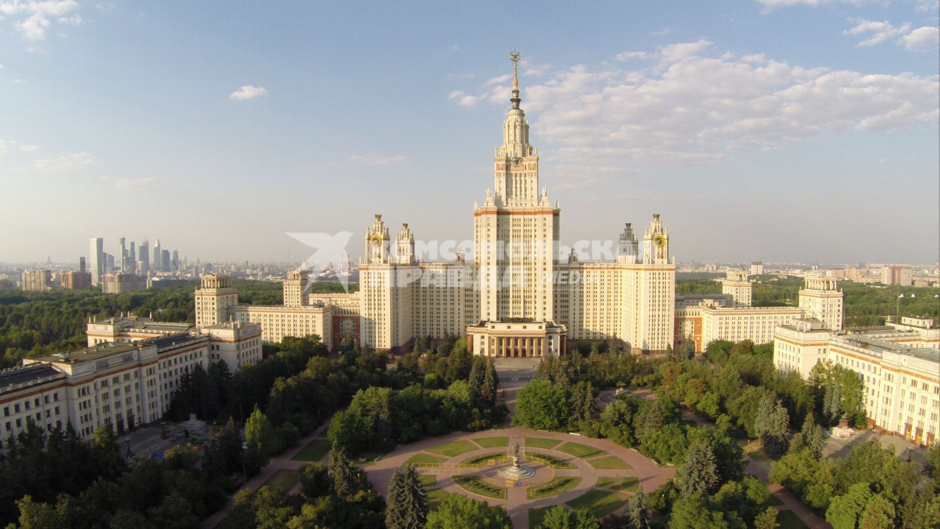 Виды Москвы. Ленинские горы. На снимке: Московский государственный университет (МГУ) имени М.В. Ломоносова.