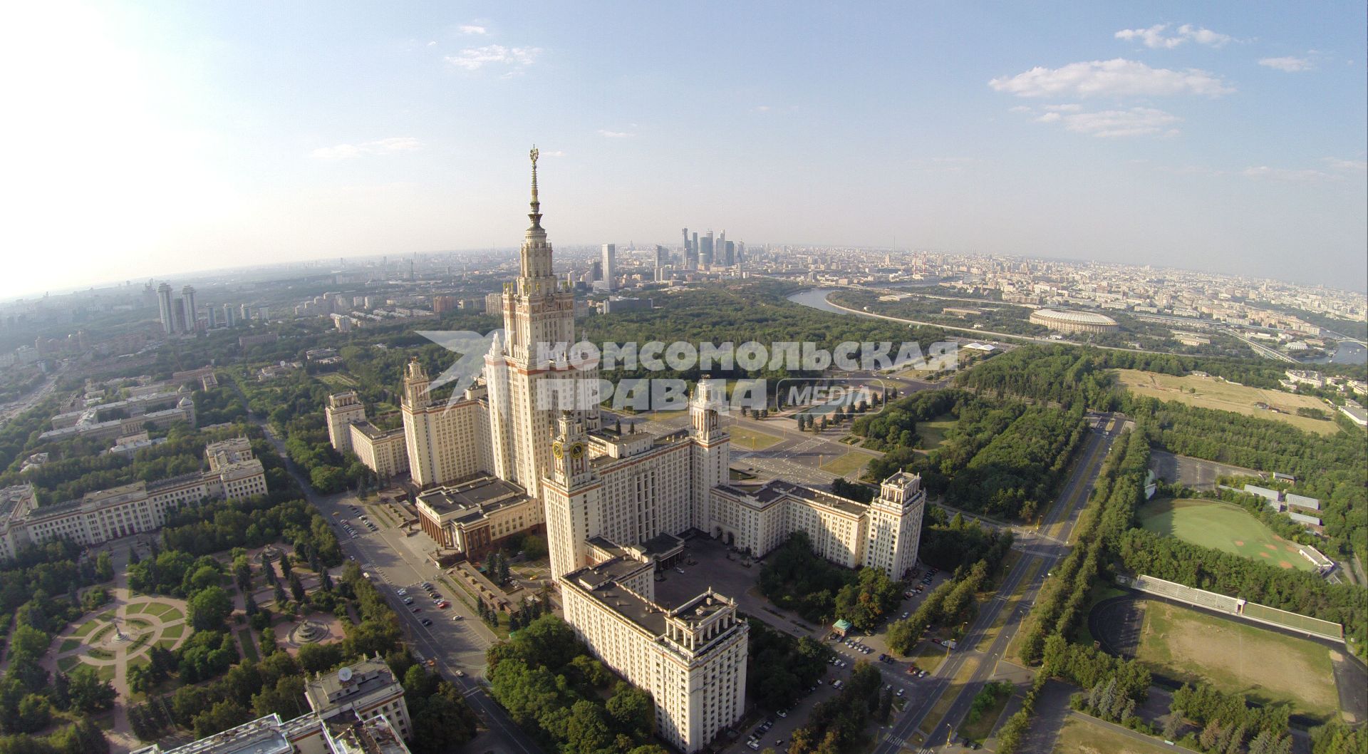 Виды Москвы. Ленинские горы. На снимке: Московский государственный университет (МГУ) имени М.В. Ломоносова.