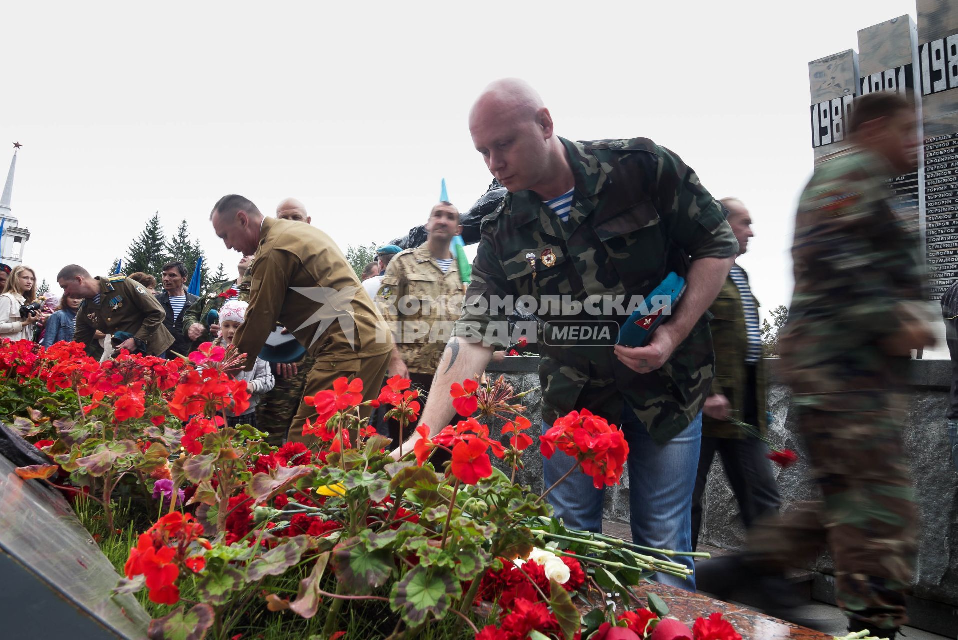 десантник стоит у памятника \"Черный тюльпан\" поминая погибших