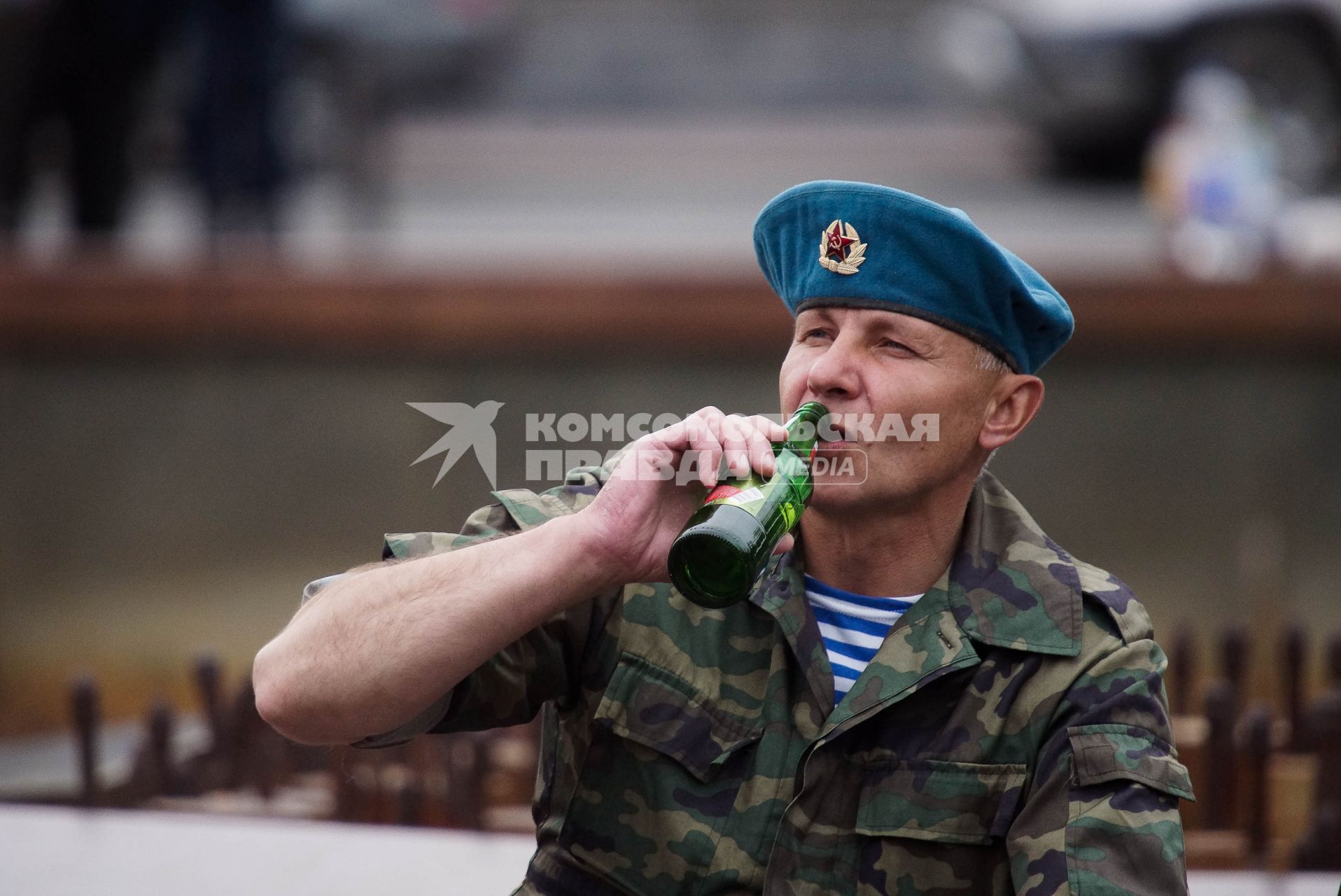 ветеран ВДВ пьет пиво во время празднования дня ВДВ