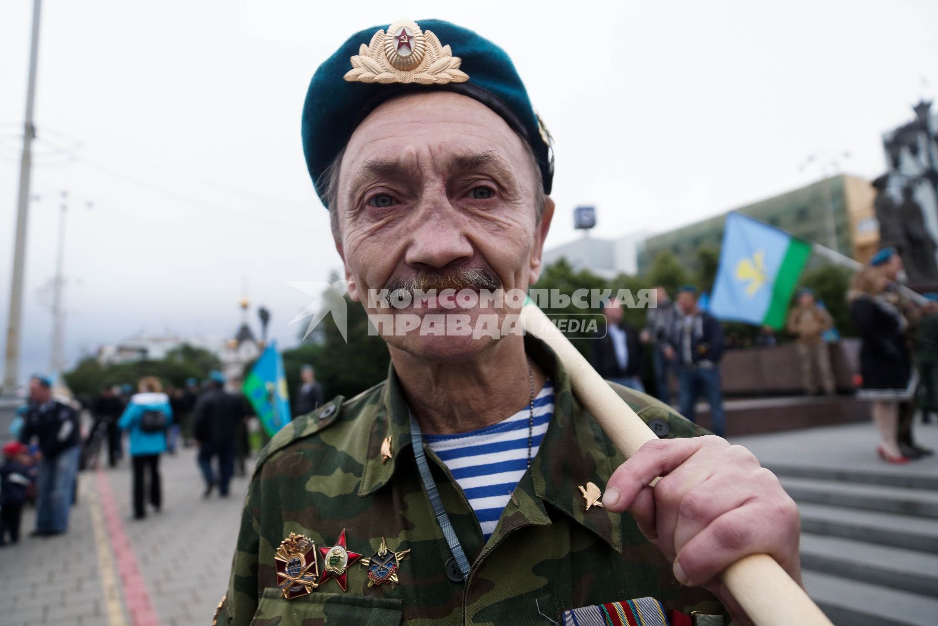 ветеран ВДВ с флагом и в голубом берете и тельняжке