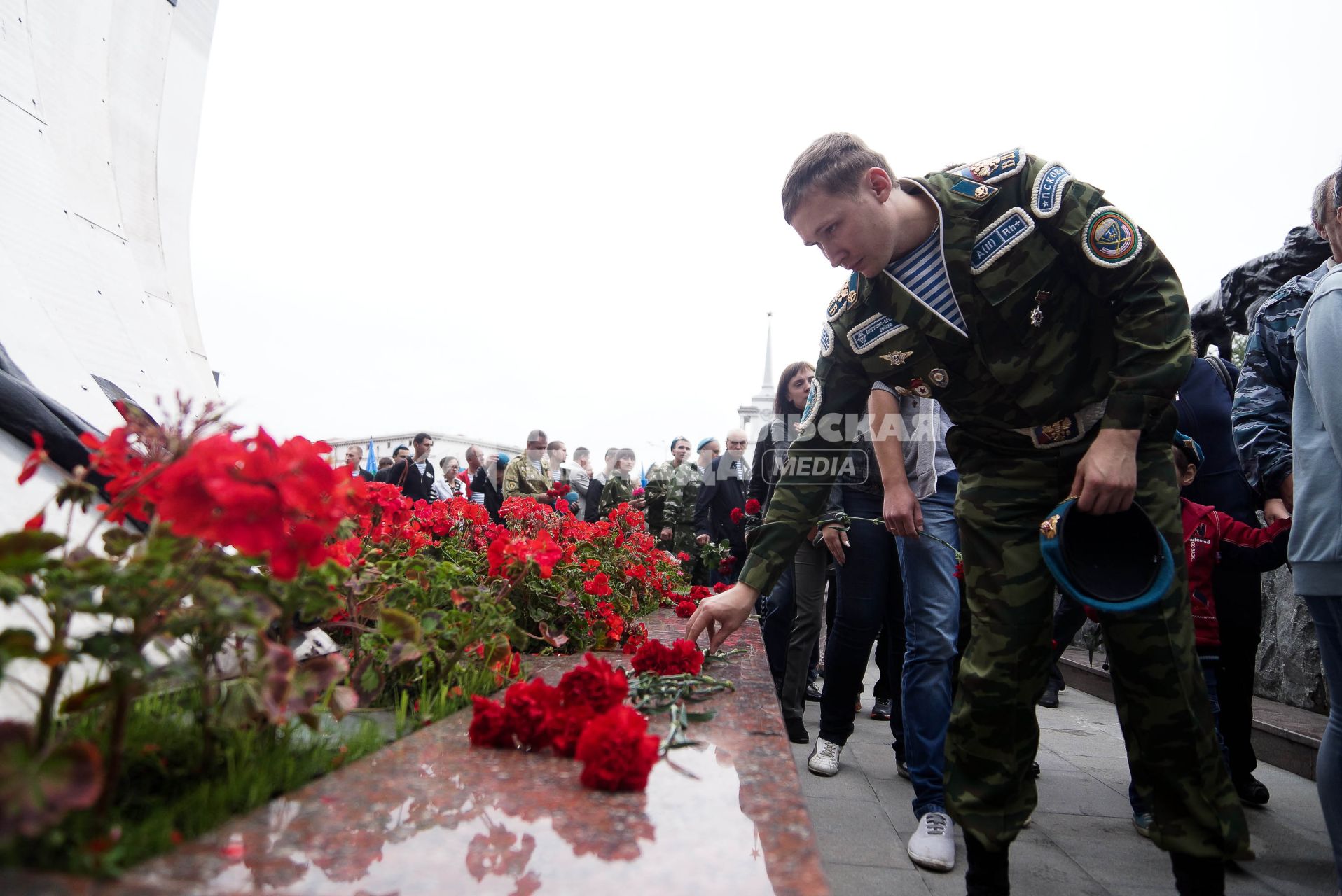 десантник возлагает цветы к памятнику \"Черный тюльпан\" во время празднования дня ВДВ в Екатеринбурге