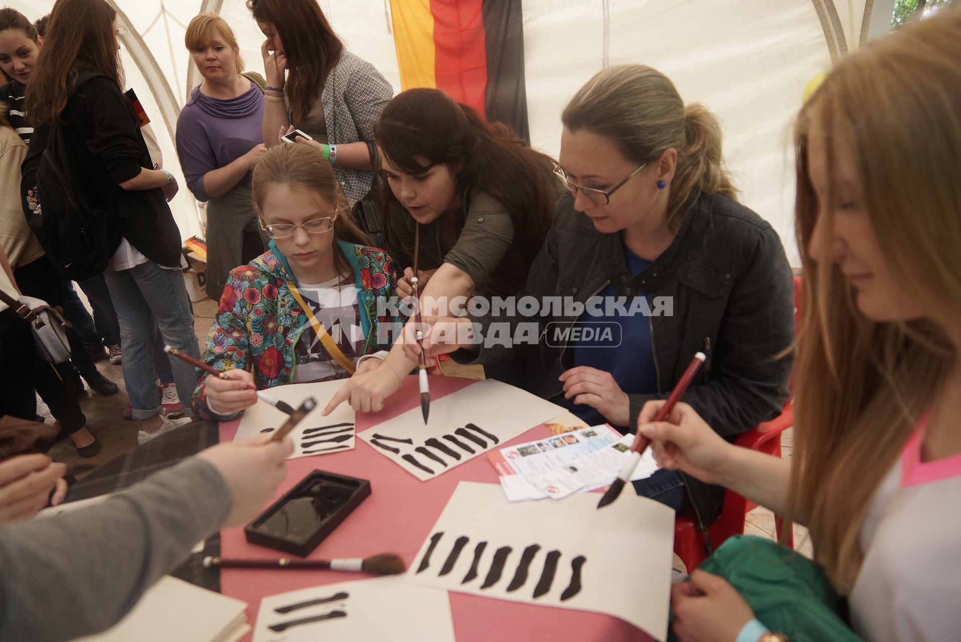 мастер-класс по калиграфии и написанию иероглифов на ярмарке fest в Екатеринбурге