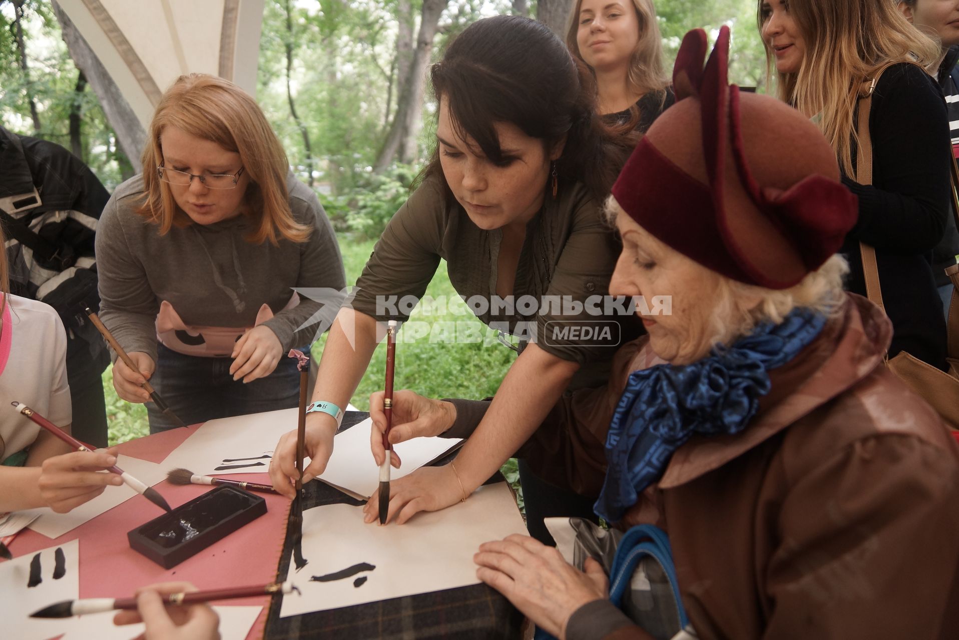 мастер-класс по калиграфии и написанию иероглифов на ярмарке fest в Екатеринбурге