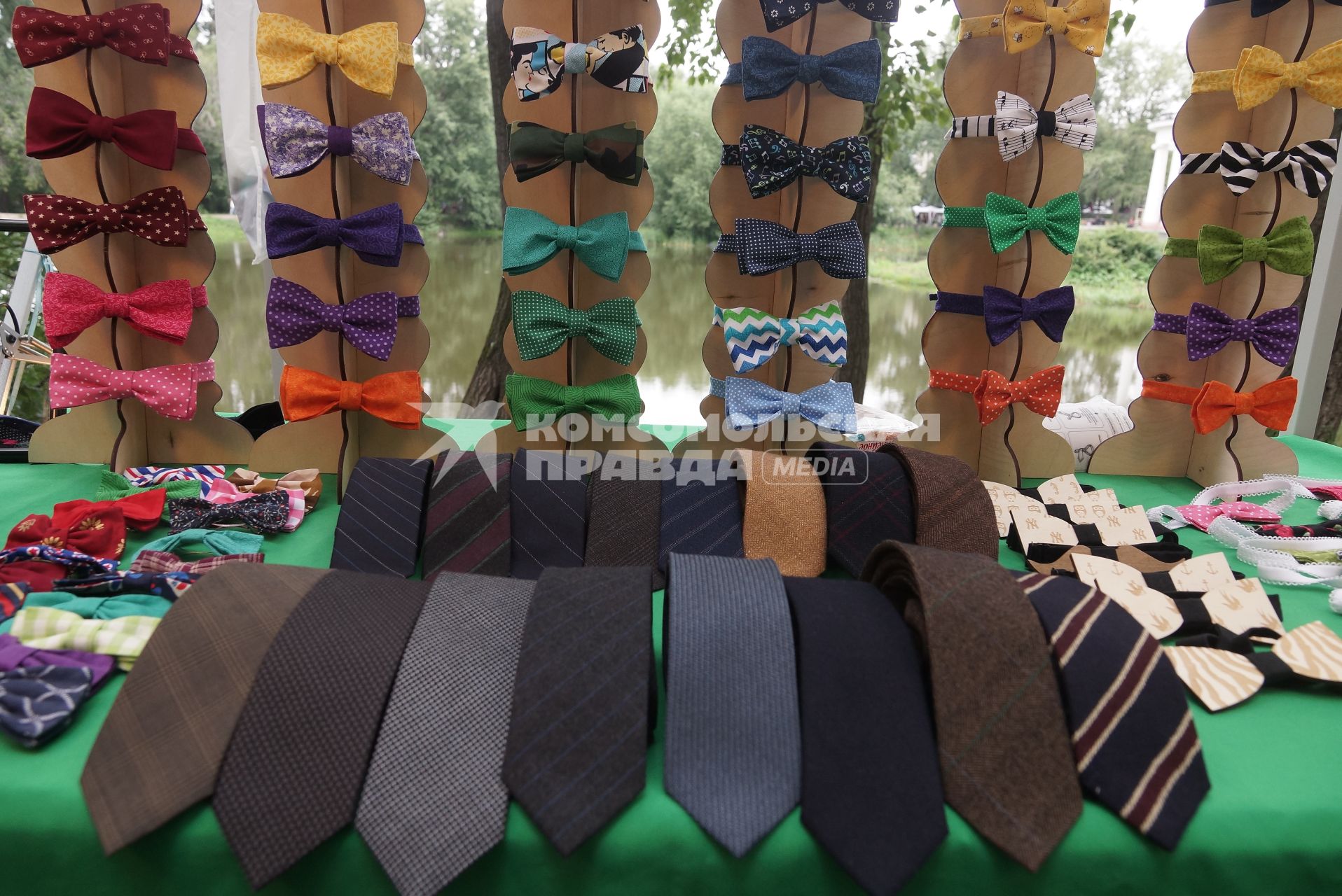 лоток с галстуками и бабочками на ярмарке дефицита в Екатеринбурге
