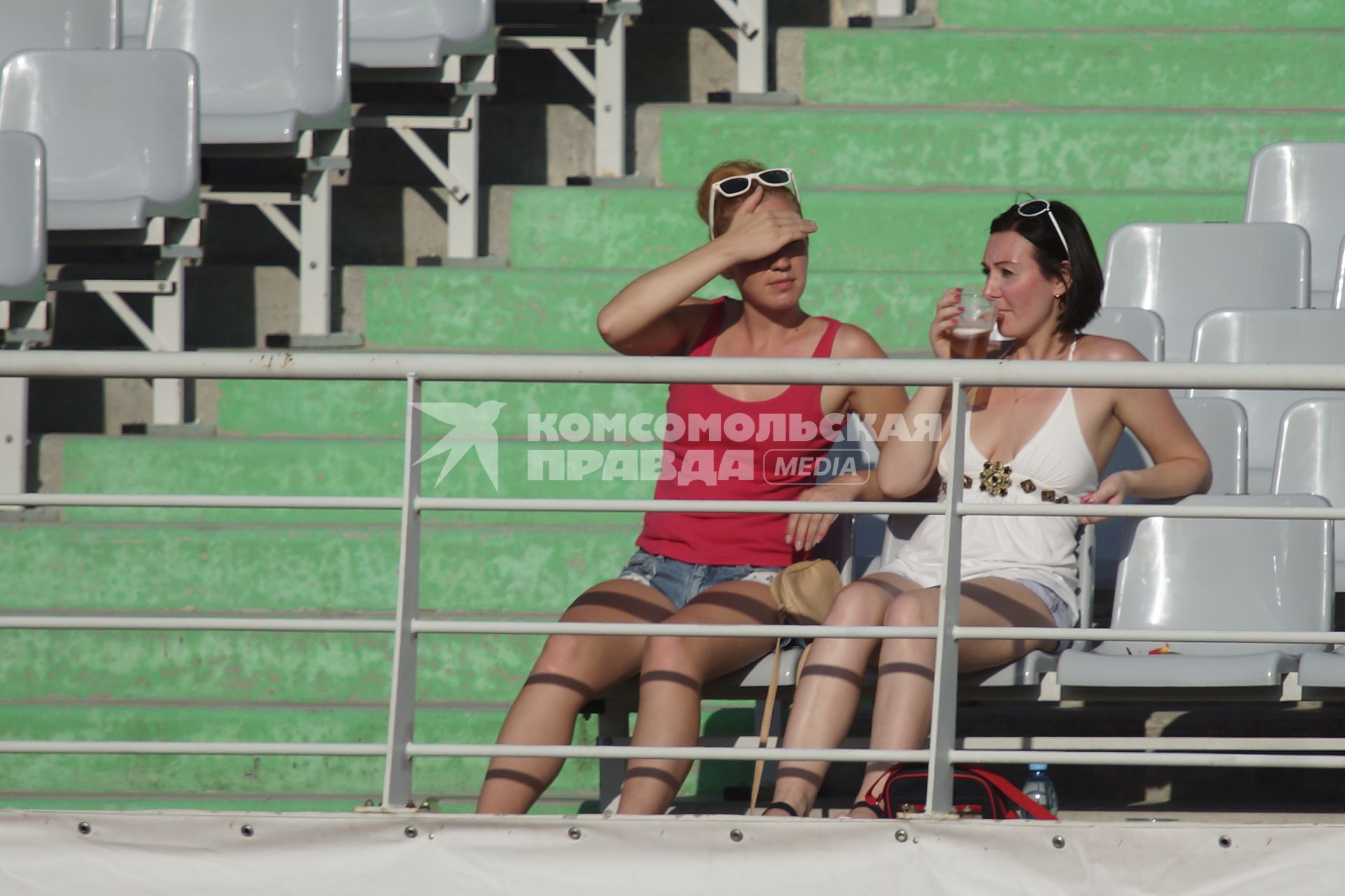 девушки на стадионе во время футбола
