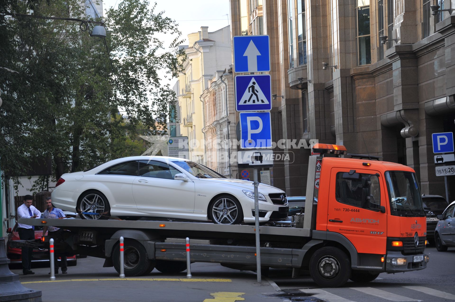 Улица Воздвиженка. На снимке:  автомобиль мерседес на эвакуаторе.