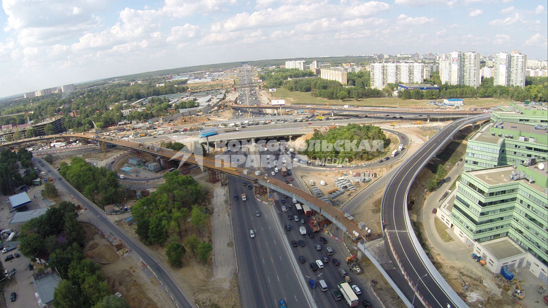 Виды Москвы. Автомобили едут по Боровскому шоссе.