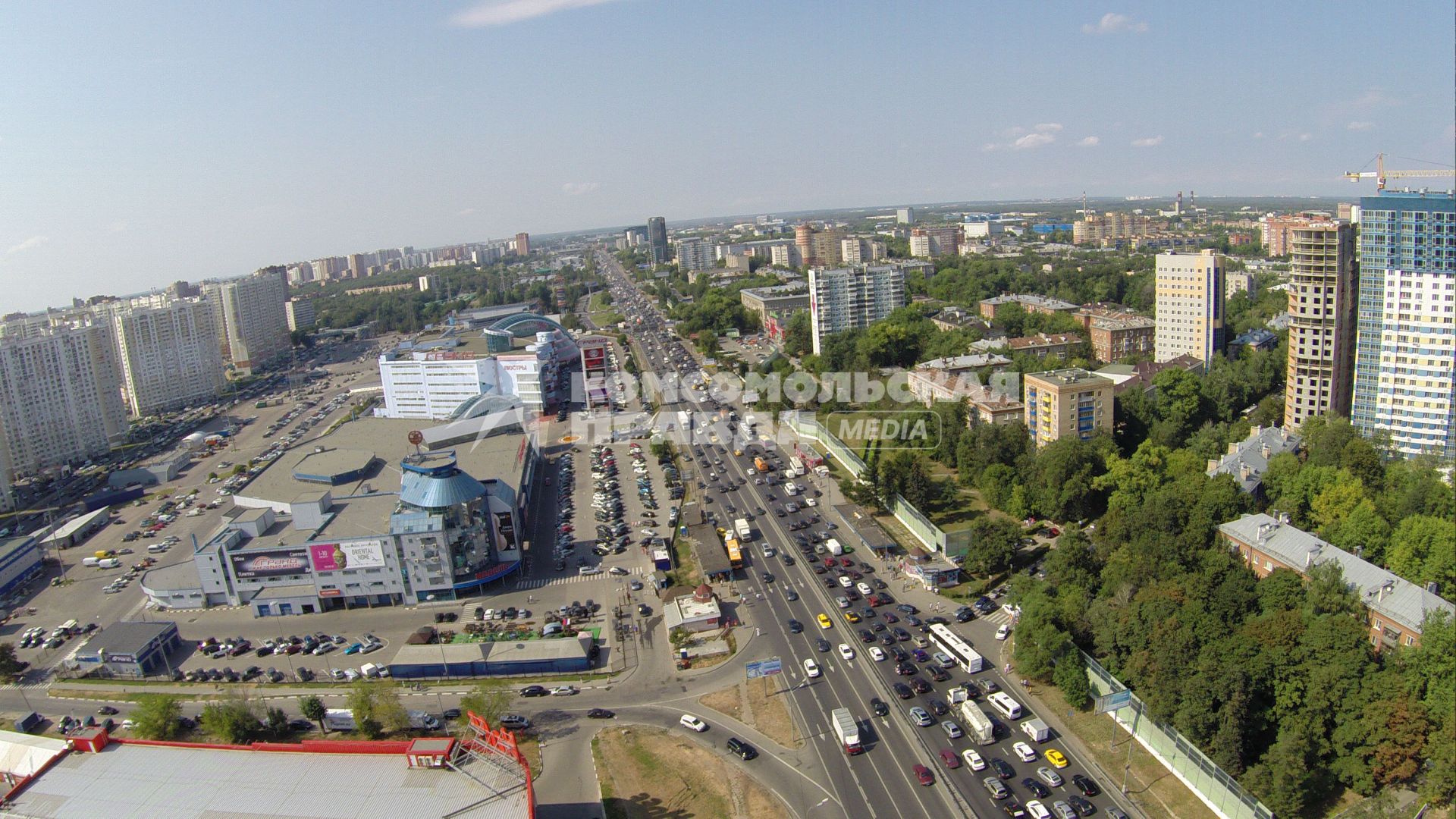 Виды Москвы. Автомобили едут по Ленинградскому проспекту.