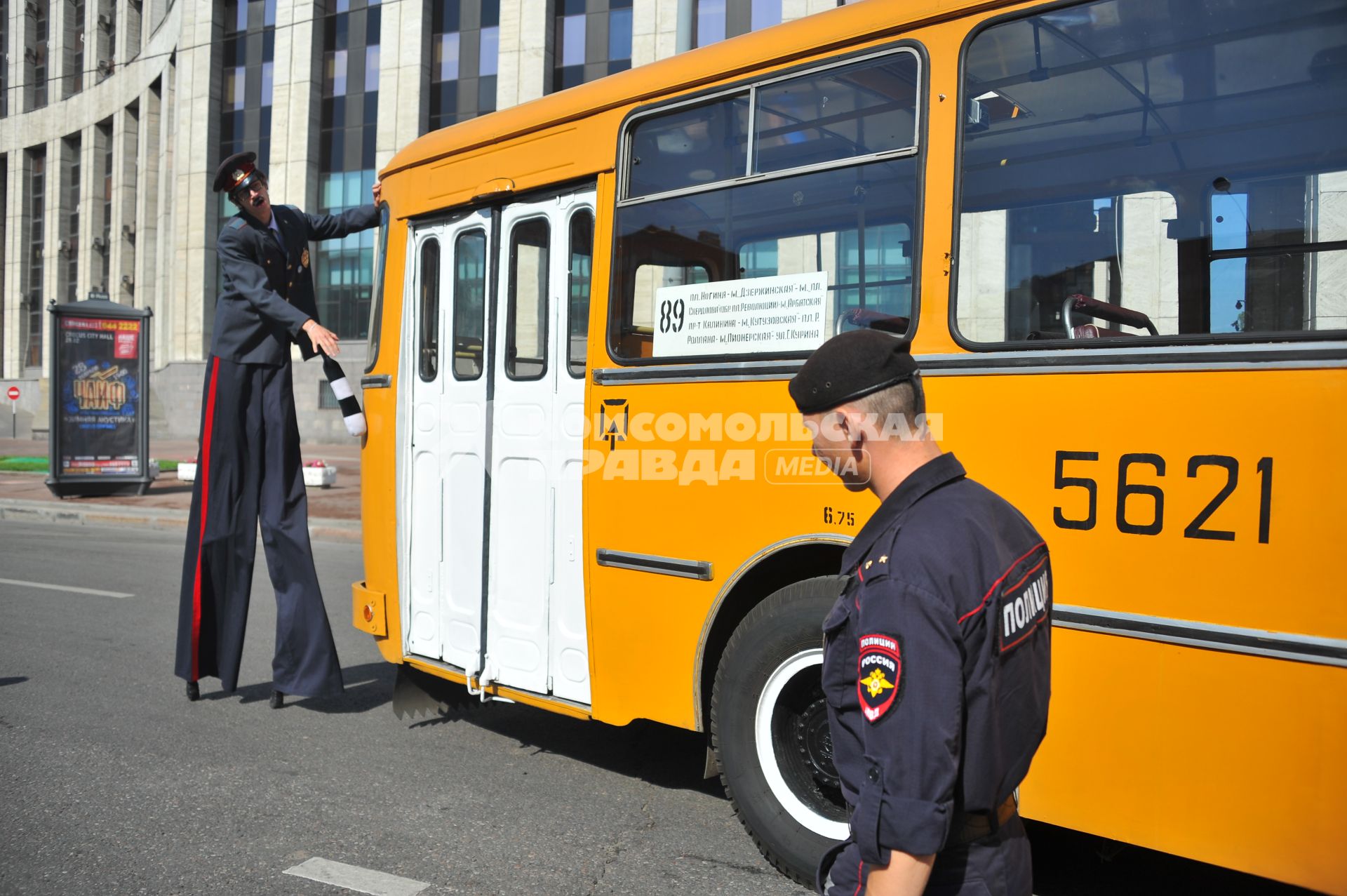 Парад автобусов, посвященный 90-летию со дня открытия регулярного автобусного сообщения в столице. На снимке: полицейский регулирует движение автобусов.