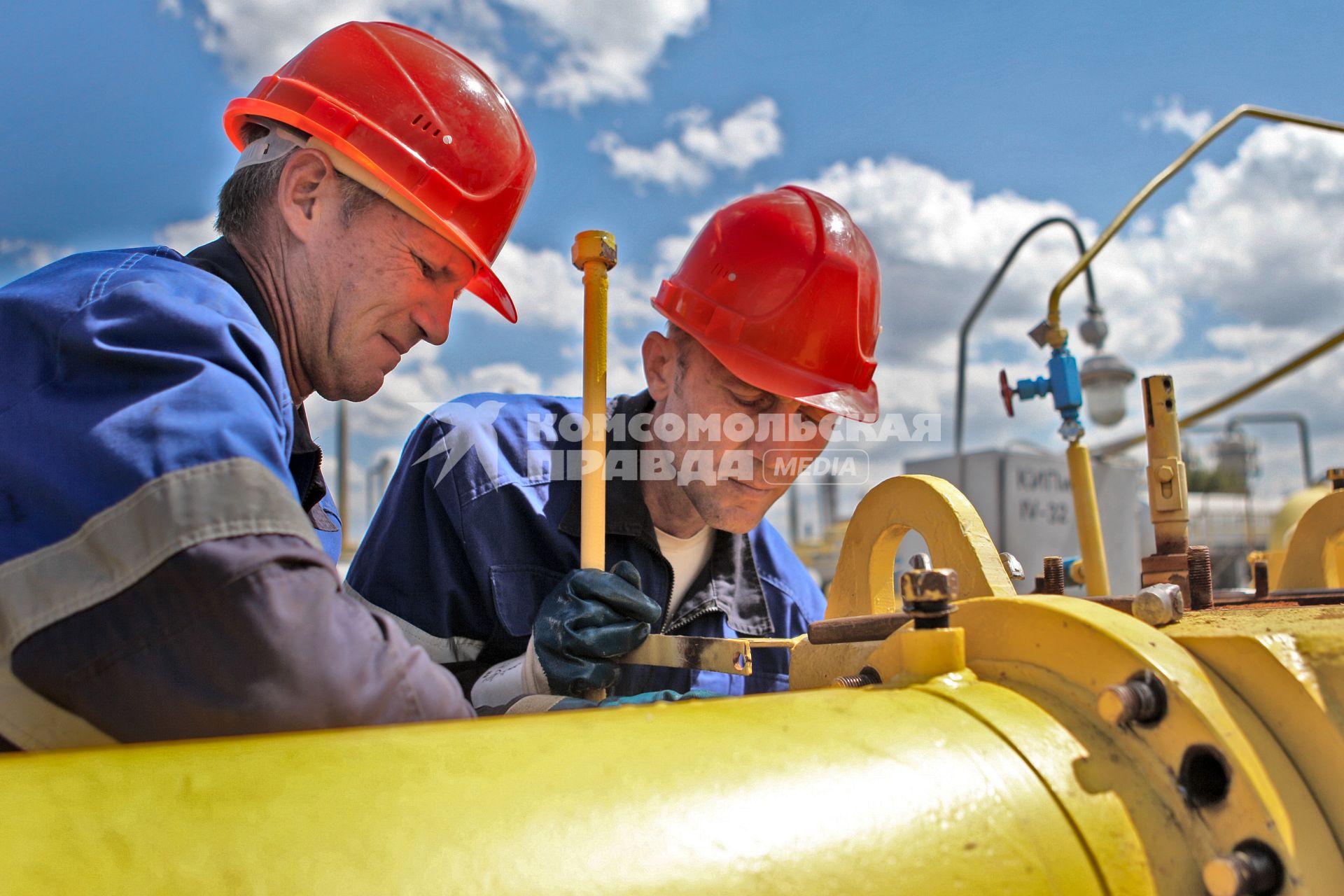 Рабочие-газовики проверяют состояние газовых труб началу зимнего сезона.