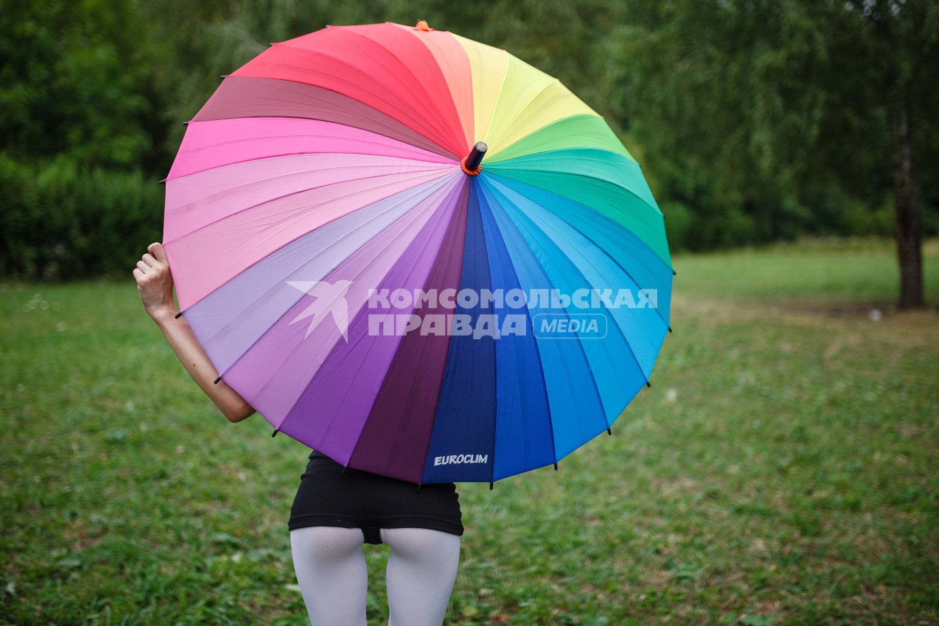 Массовая фотосессия в стиле пин-ап в Ставрополе. Девушка с ярким зонтом.