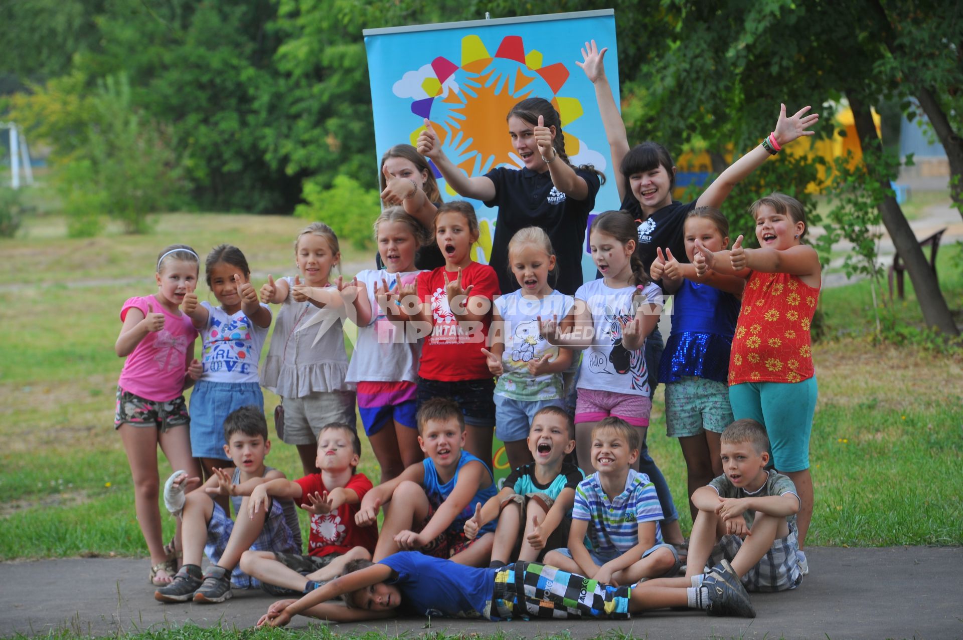 Сеть лагерей  КИД-клуб KIDS. Подмосковный лагерь \'Контакт\'. На снимке: подросток учит мальчика кататься на велосипеде.