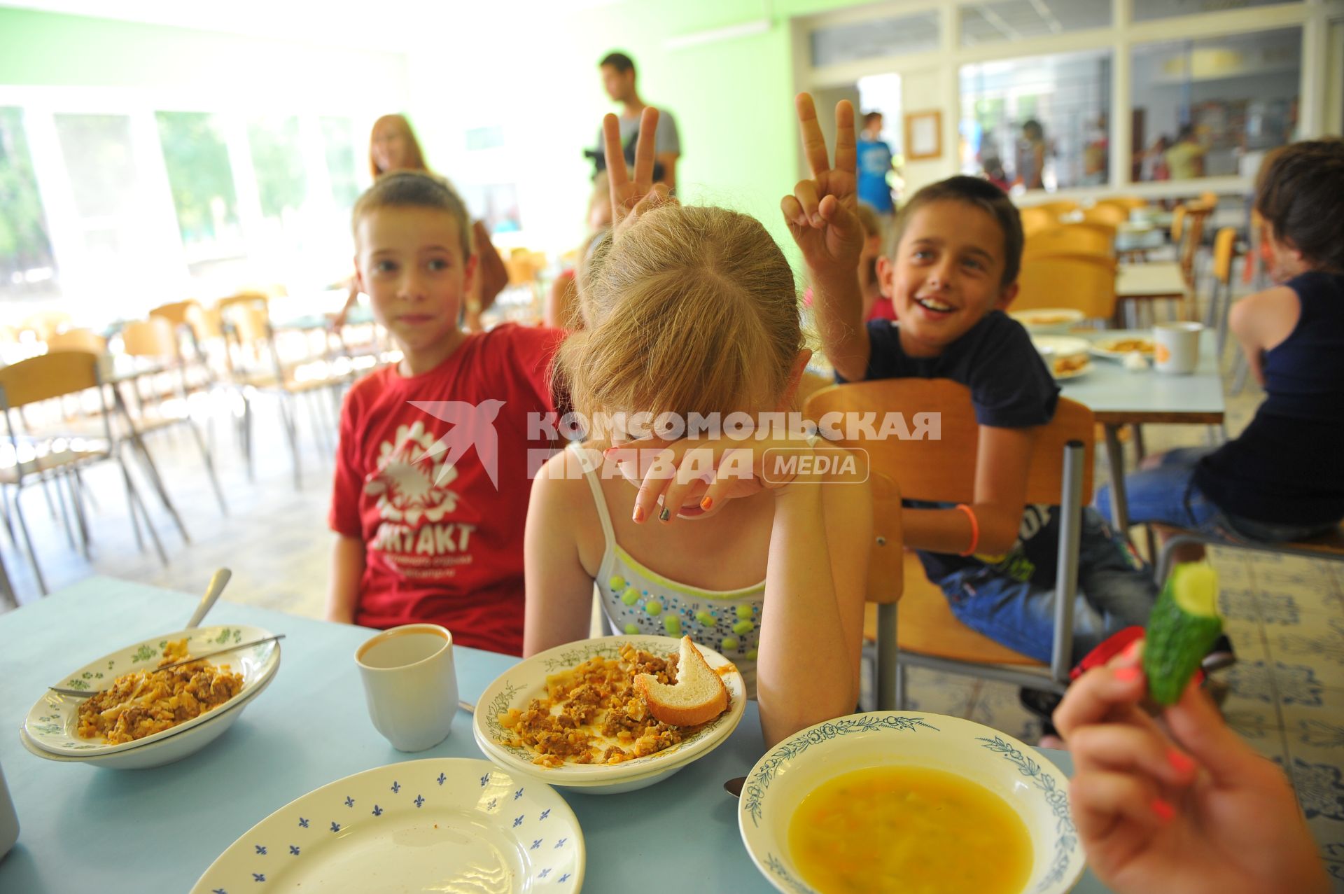 Сеть лагерей  КИД-клуб KIDS. Подмосковный лагерь \'Контакт\'. На снимке: дети обедают в столовой.