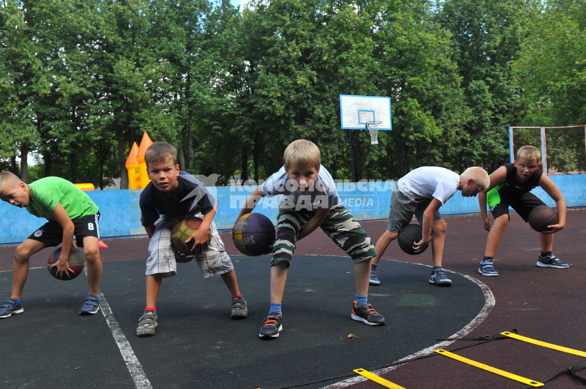 Сеть лагерей  КИД-клуб KIDS. Подмосковный лагерь \'Контакт\'. На снимке: дети учатся играть в баскетбол.