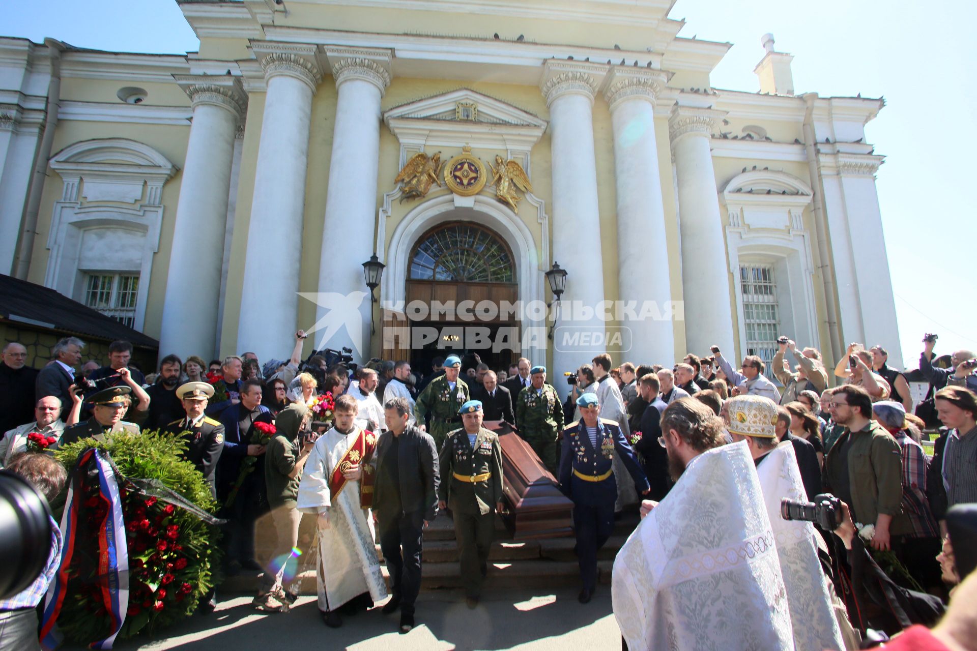 Похороны режиссера Алексея Балабанова. На снимке: вынос гроба из собора.