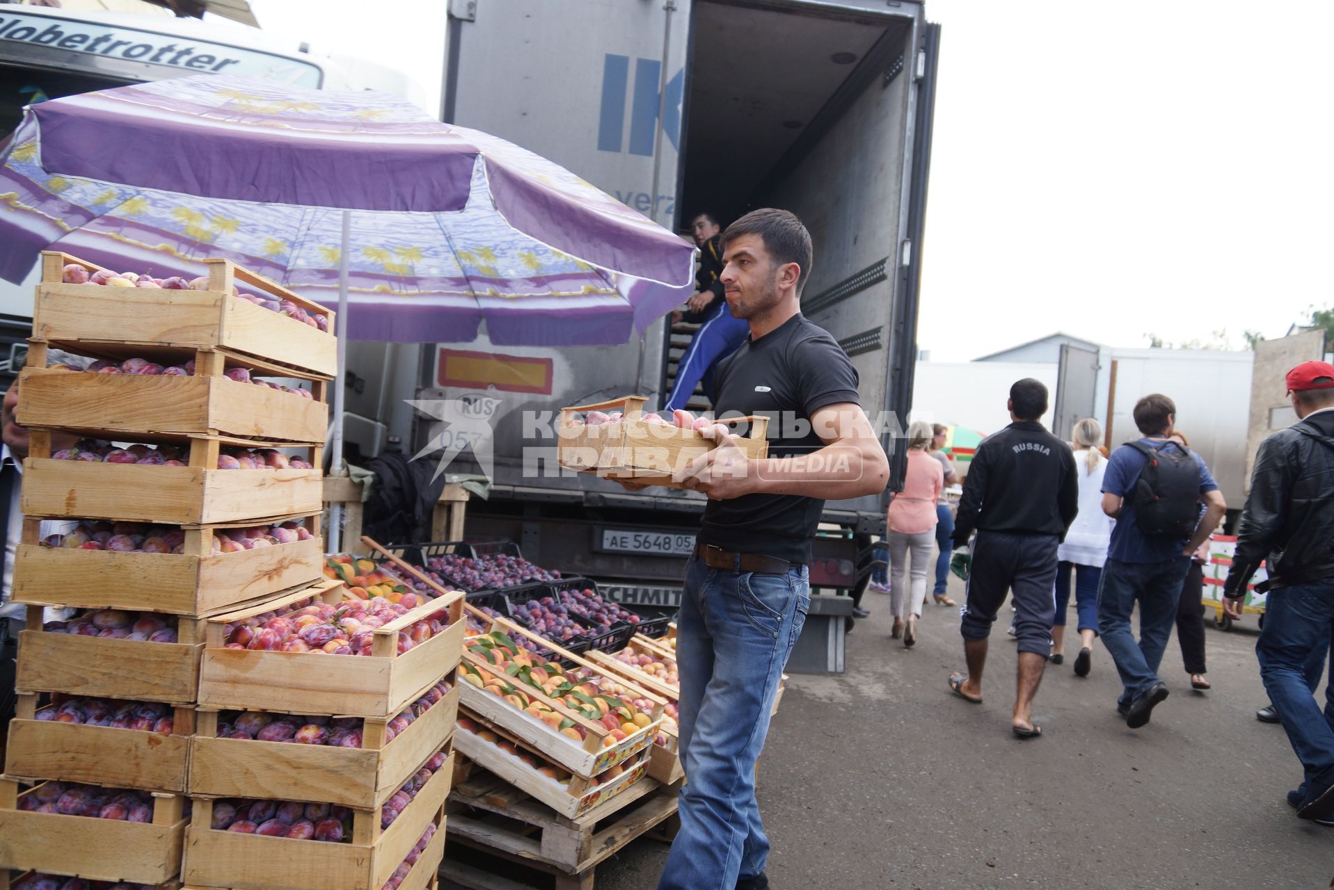 рабочие 4-й овощебазы в Екатеринбурге разгружают фуру с фруктами и овощами