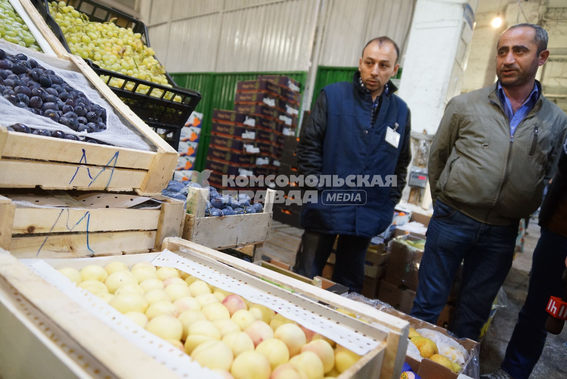 узбекистанские нектарины в ящике. 4-я овощебаза в Екатеринбурге.