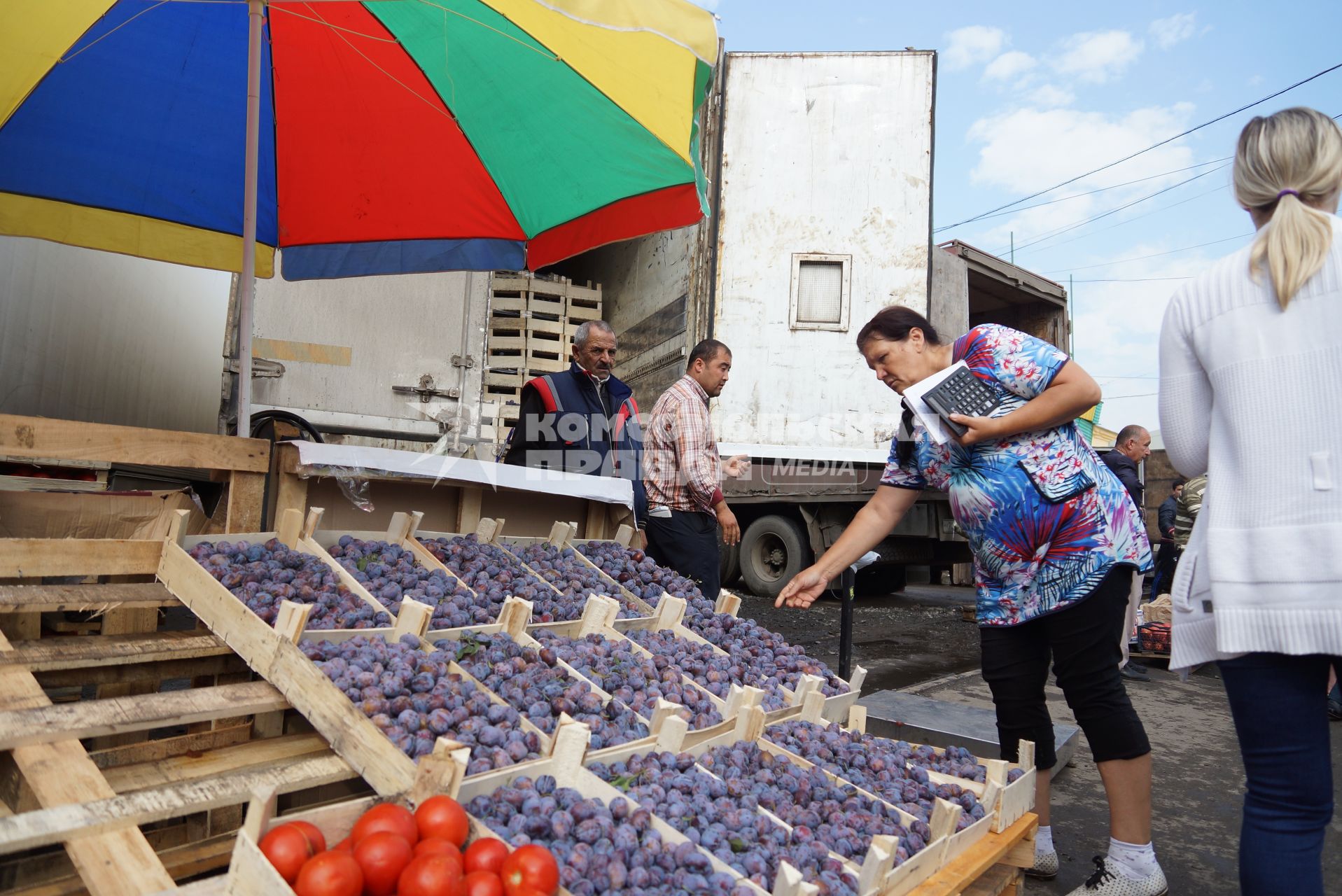 рабочие 4-й овощебазы в Екатеринбурге перебирают персики перед продажей закупщикам