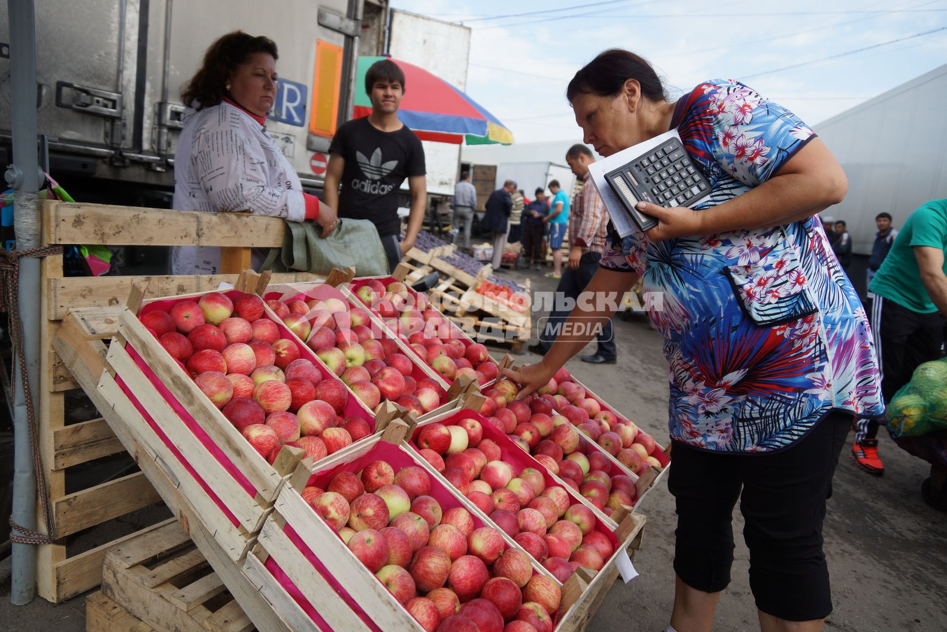 рабочие 4-й овощебазы в Екатеринбурге перебирают персики перед продажей закупщикам