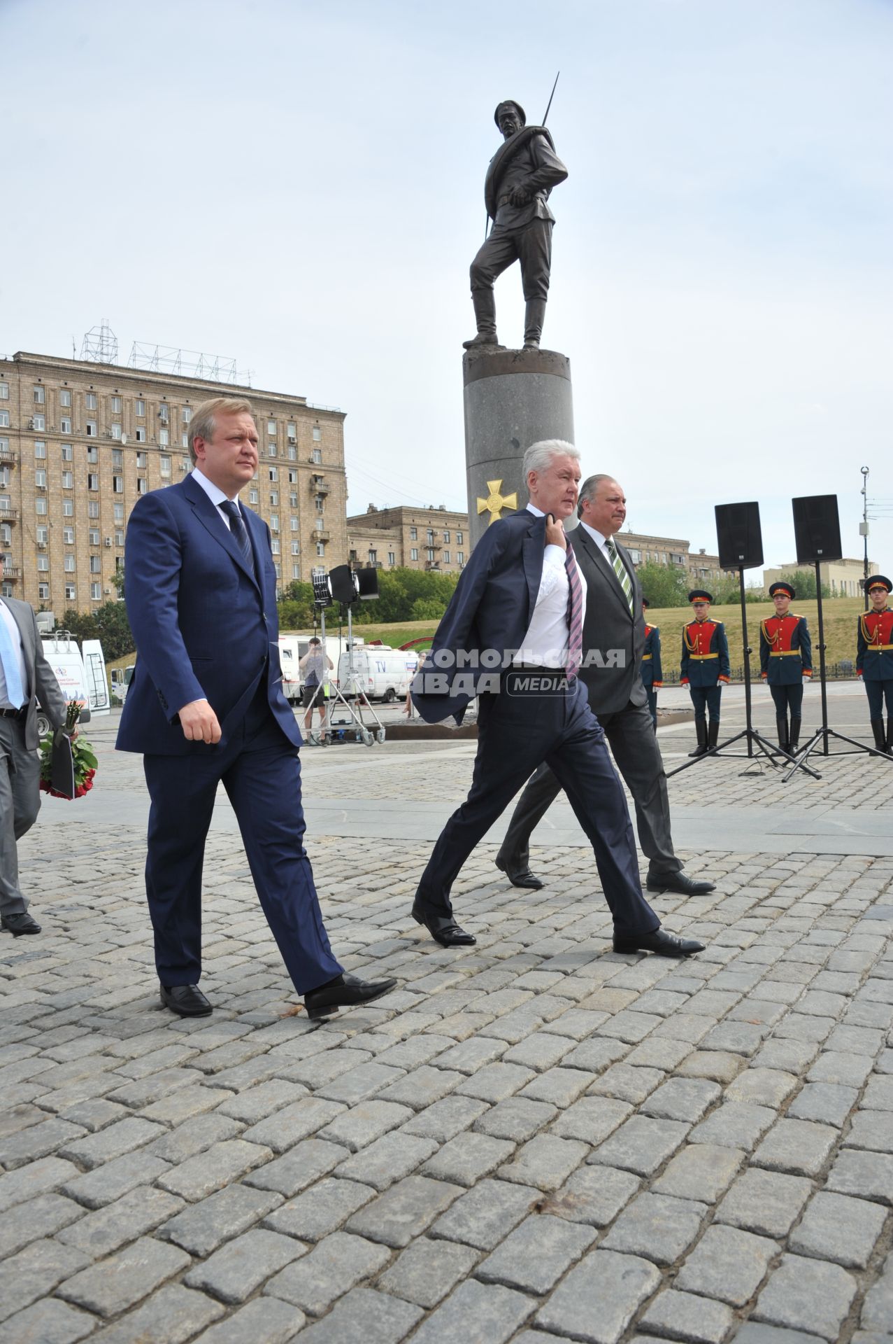 Церемония открытия памятника Героям Первой мировой войны на Поклонной горе. На снимке: руководитель Департамента культуры города Москвы Сергей Капков (слева) и мэр Москвы Сергей Собянин (в центре).