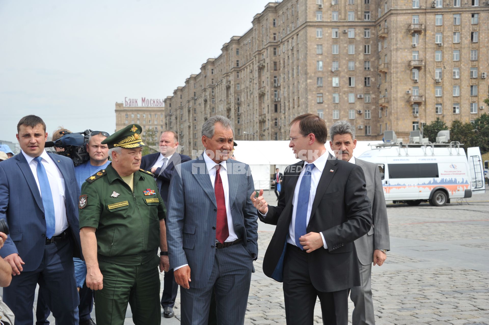 Церемония открытия памятника Героям Первой мировой войны на Поклонной горе. На снимке (слева направо): заместитель министра обороны РФ Николай Панков, министр обороны РФ Сергей Шойгу и  министр культуры РФ Владимир Мединский.