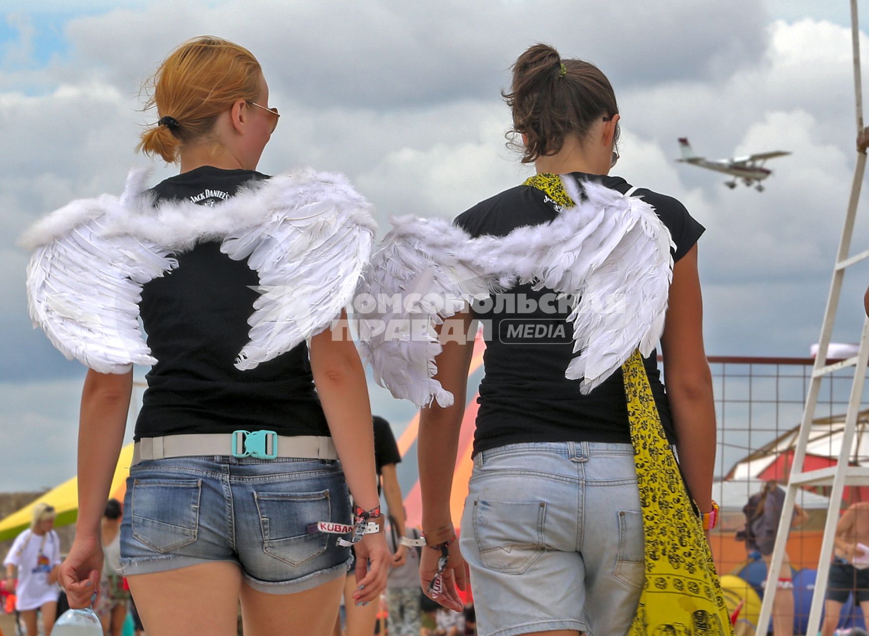 Девушки с крыльями ангелов на фестивале `KUBANA-2014`.