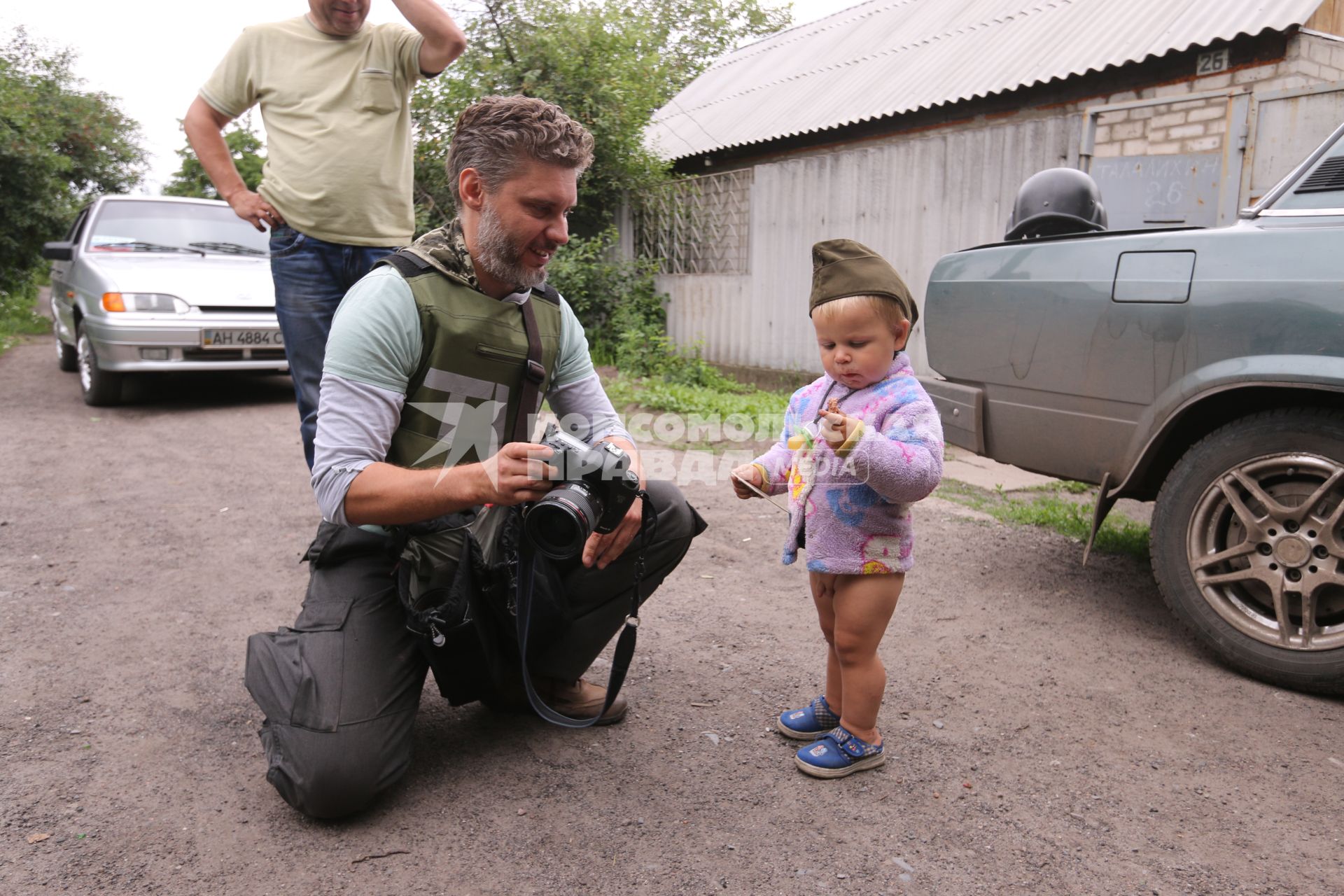 Село Семеновка. На снимке: специальный фотокорреспондент  МИА `Россия сегодня` Андрей Стенин и Антоша Собченко в каске.