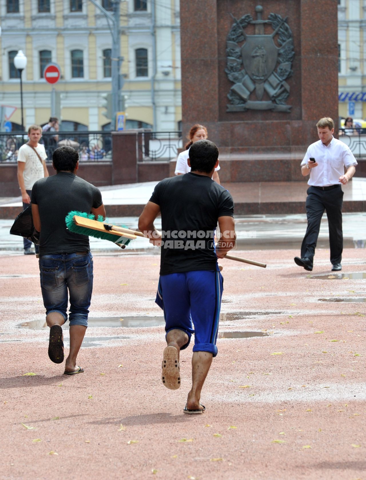 Мэр Москвы объявил о завершении благоустройства Цветного бульвара. На снимке: гастарбайтеры убирают территорию.