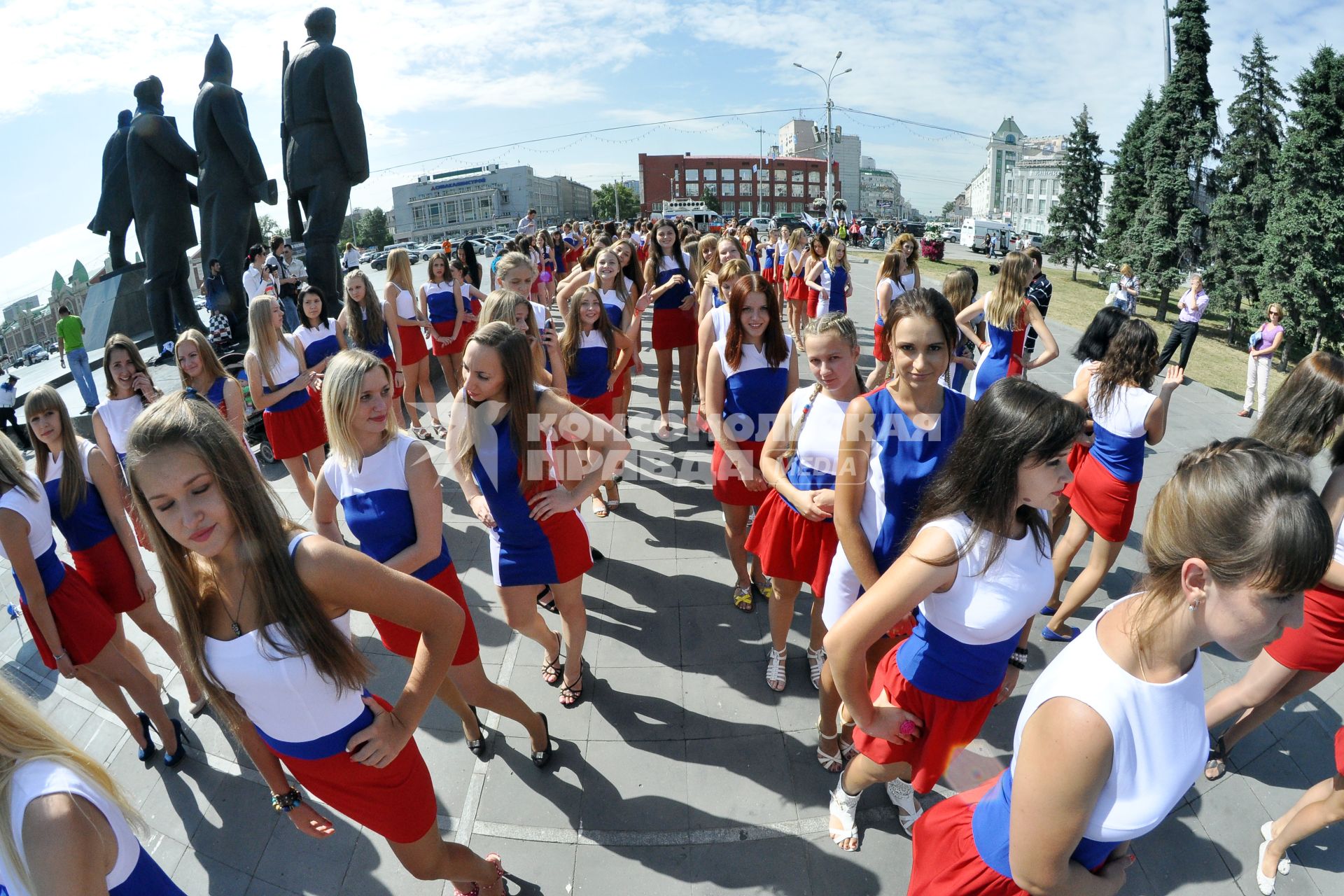 День государственного флага России в Новосибирске. Девушки в платьях цвета триколора.