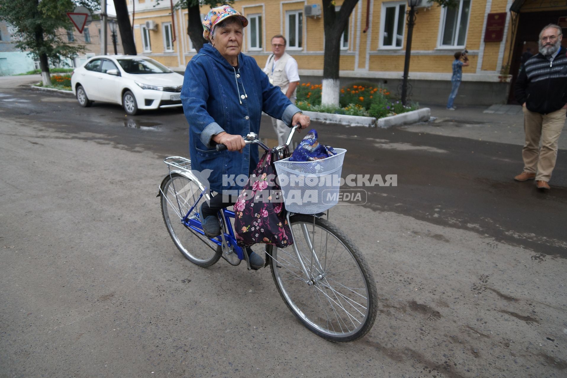Бабушка едет на велосипеде в городе Ирбит